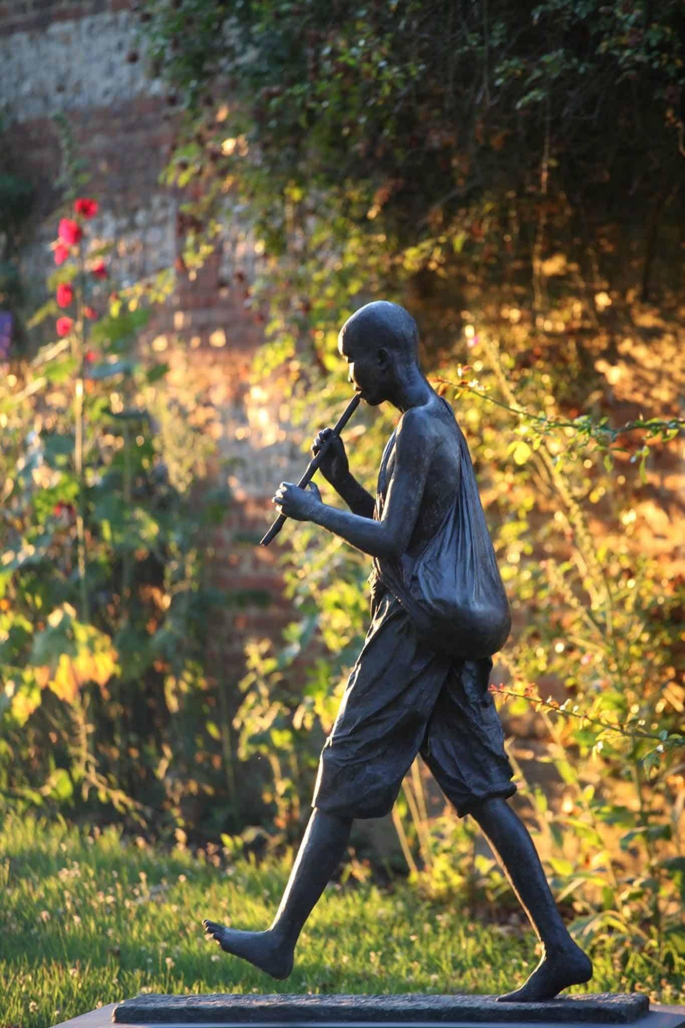 Flötenspieler von Marine de Soos - Große Bronzeskulptur für den Außenbereich, menschliche Figur im Angebot 1