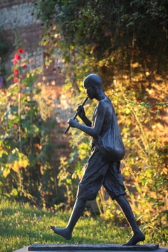 „Flötenspieler“ von Marine de Soos – Kunst im öffentlichen Raum, Bronzeskulptur