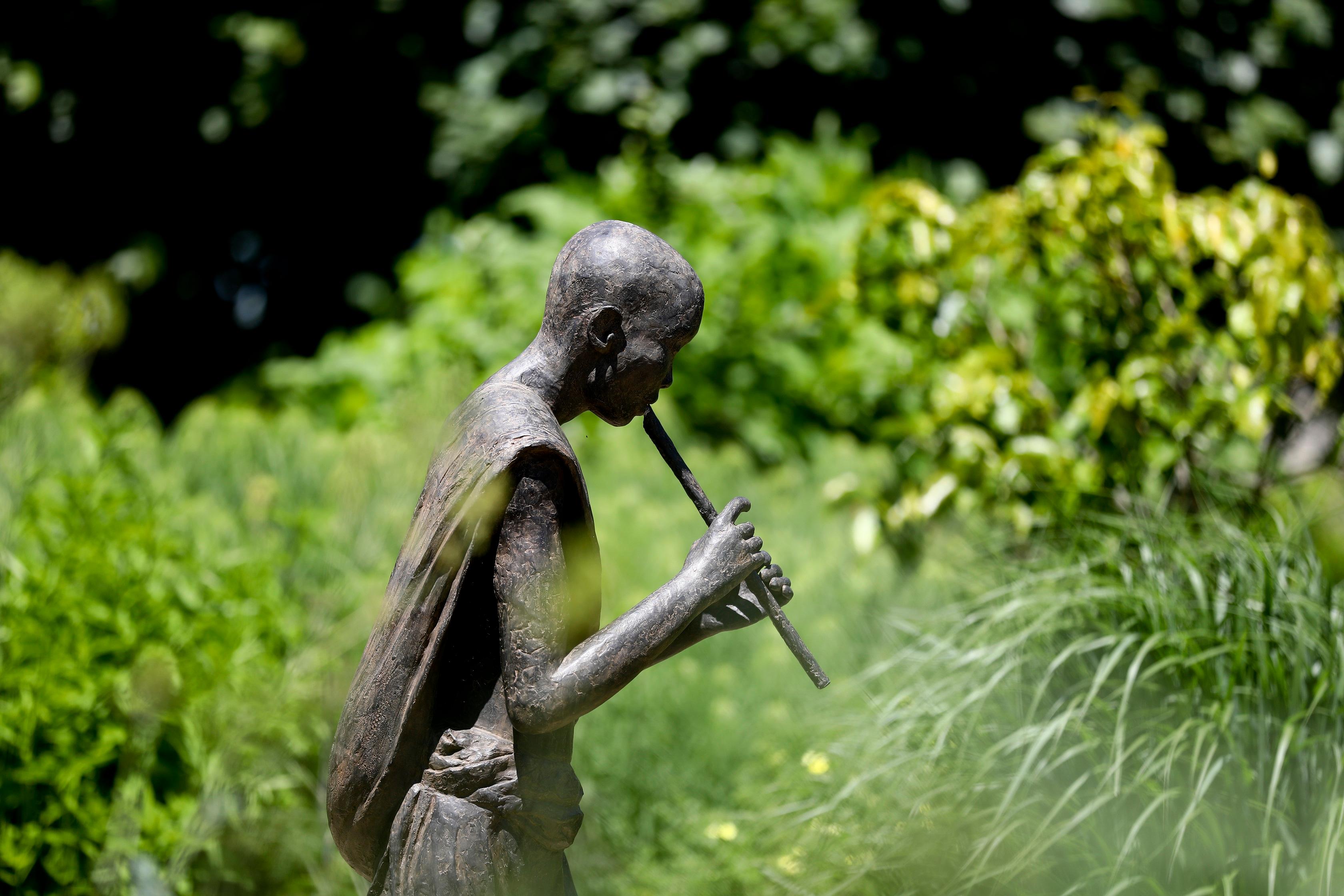 Flötenspieler von Marine de Soos - Große Bronzeskulptur für den Außenbereich, menschliche Figur im Angebot 3
