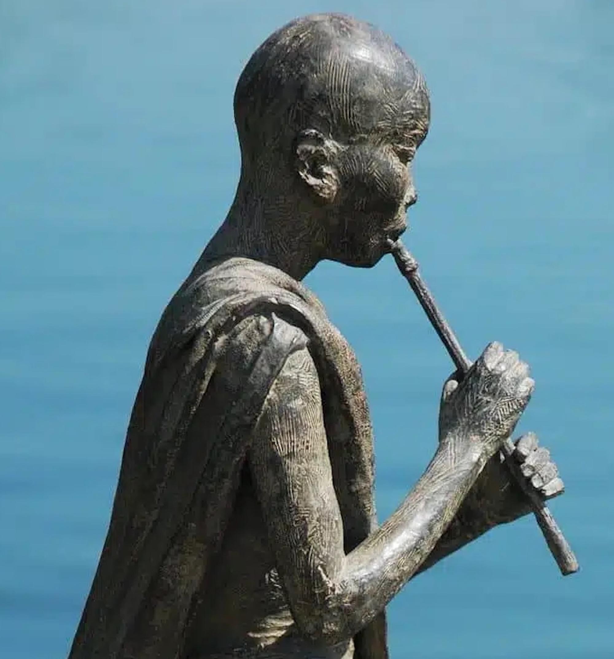 Flötenspieler von Marine de Soos - Große Bronzeskulptur für den Außenbereich, menschliche Figur im Angebot 5