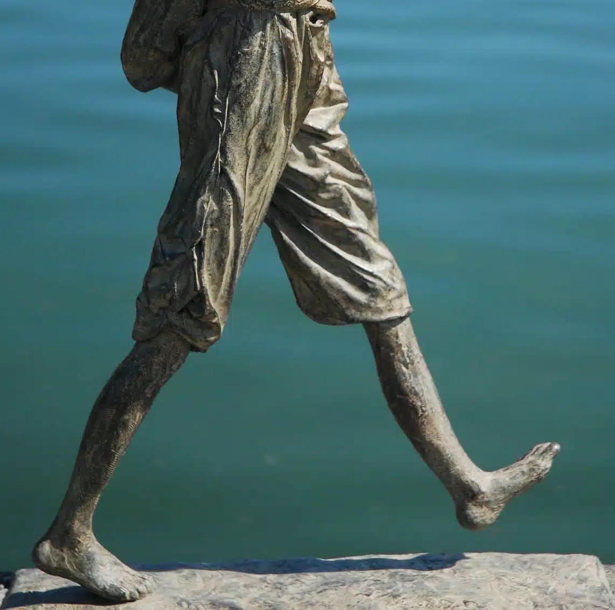 Flötenspieler von Marine de Soos - Große Bronzeskulptur für den Außenbereich, menschliche Figur im Angebot 6