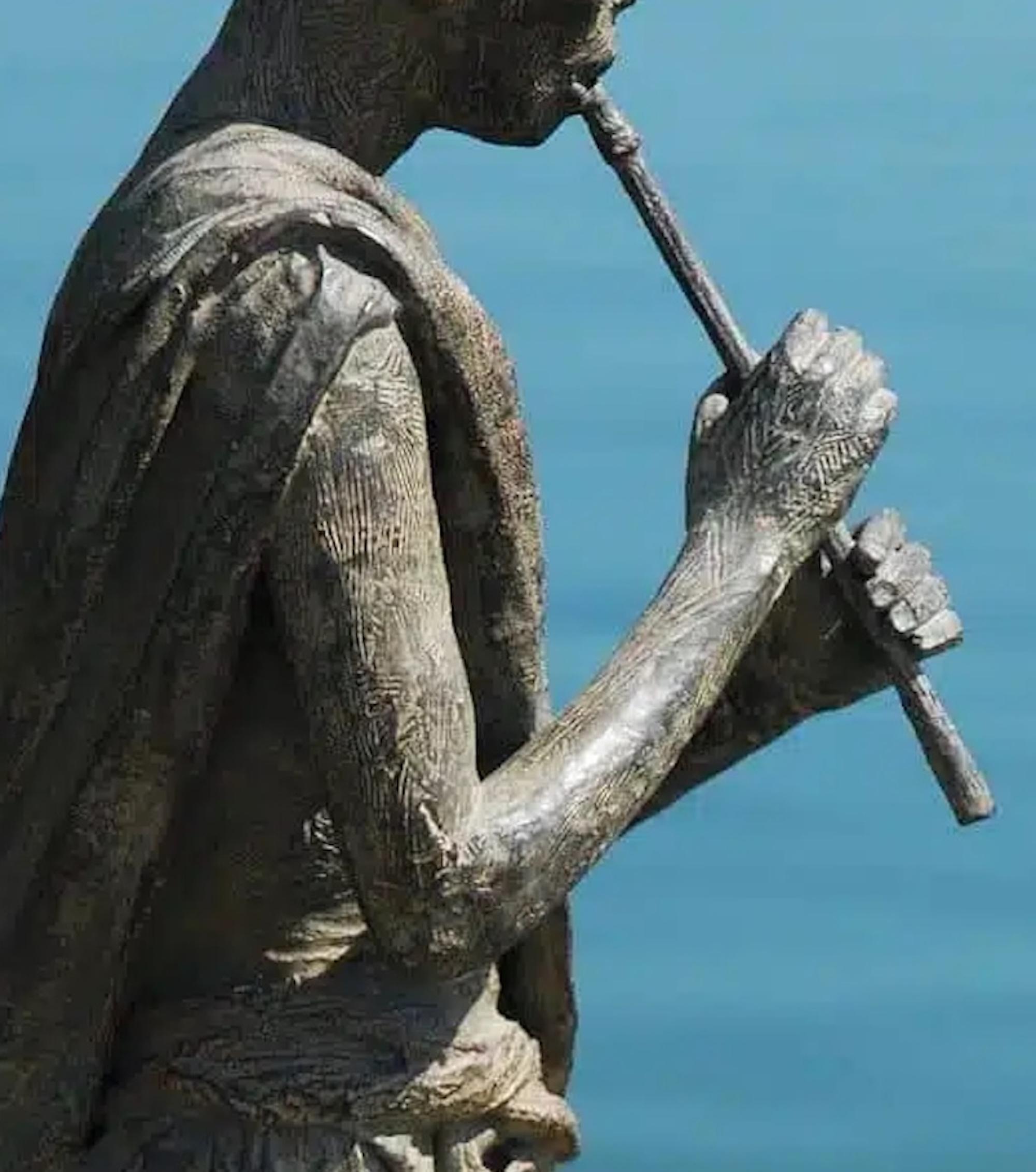 Flötenspieler von Marine de Soos - Große Bronzeskulptur für den Außenbereich, menschliche Figur im Angebot 7