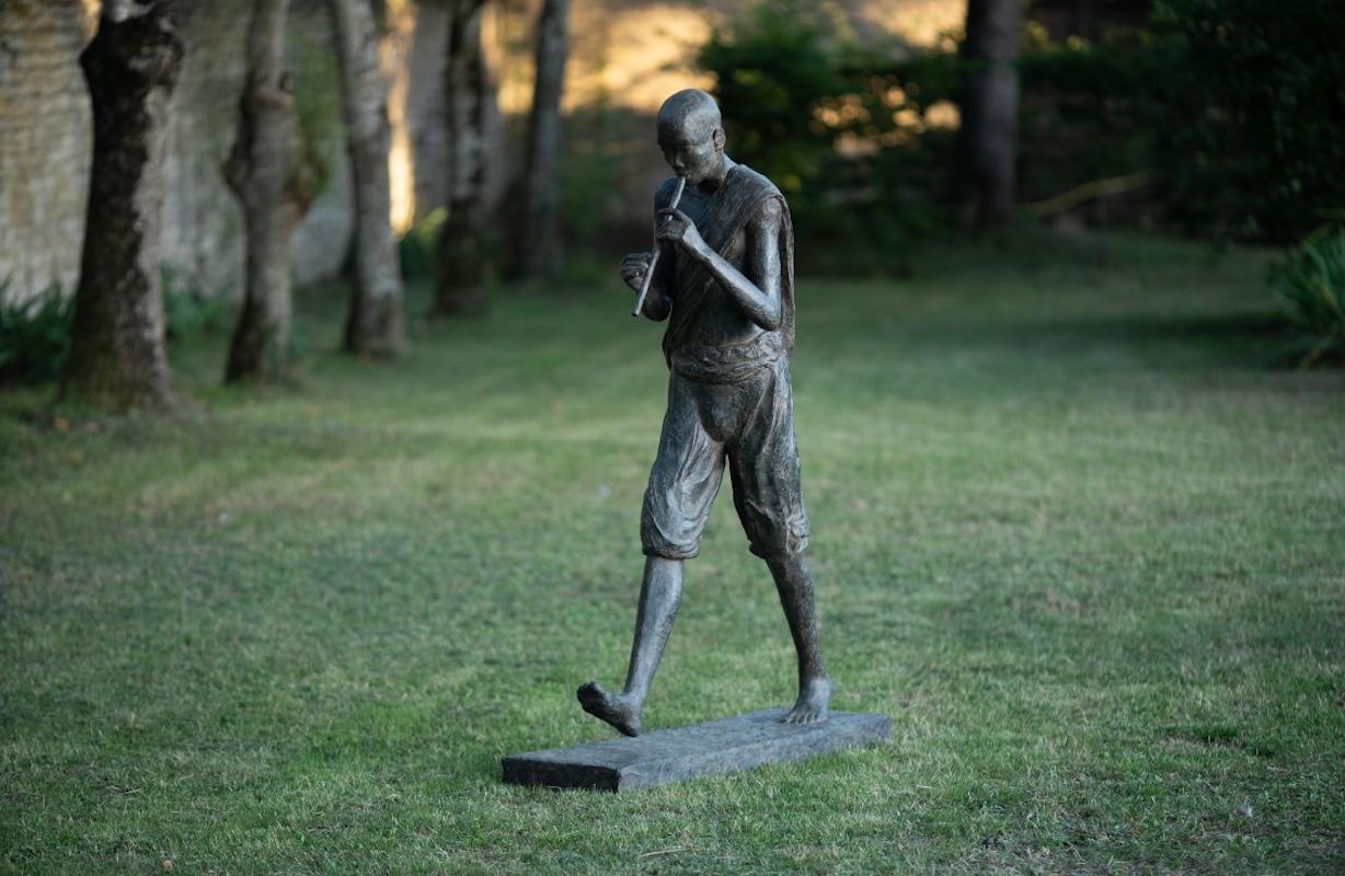Flötenspieler II von Marine de Soos - Große Bronzeskulptur für Außenbereiche, menschliche Figur im Angebot 1