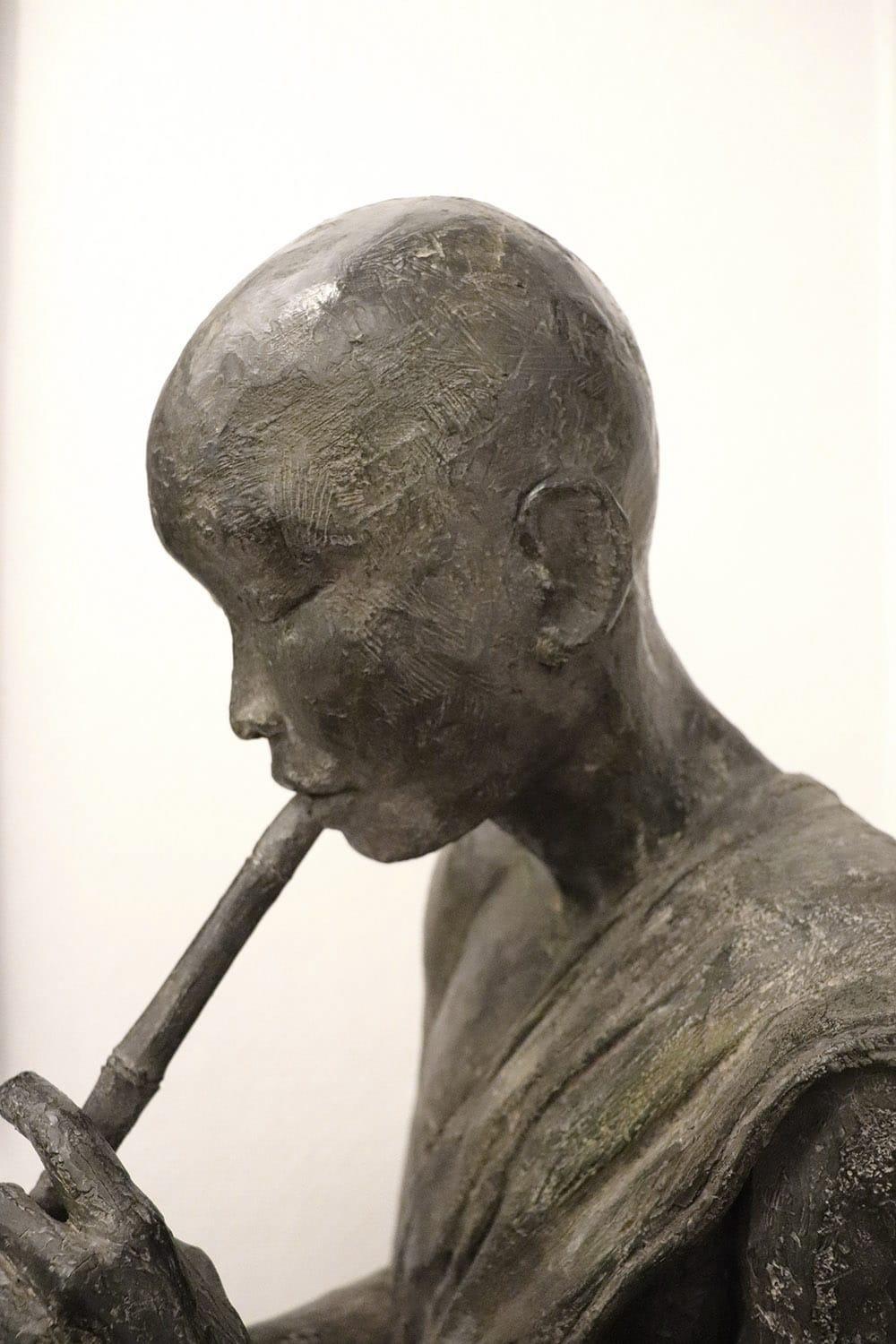 Flautista II de Marine de Soos - Escultura grande de bronce para exterior, figura humana en venta 4