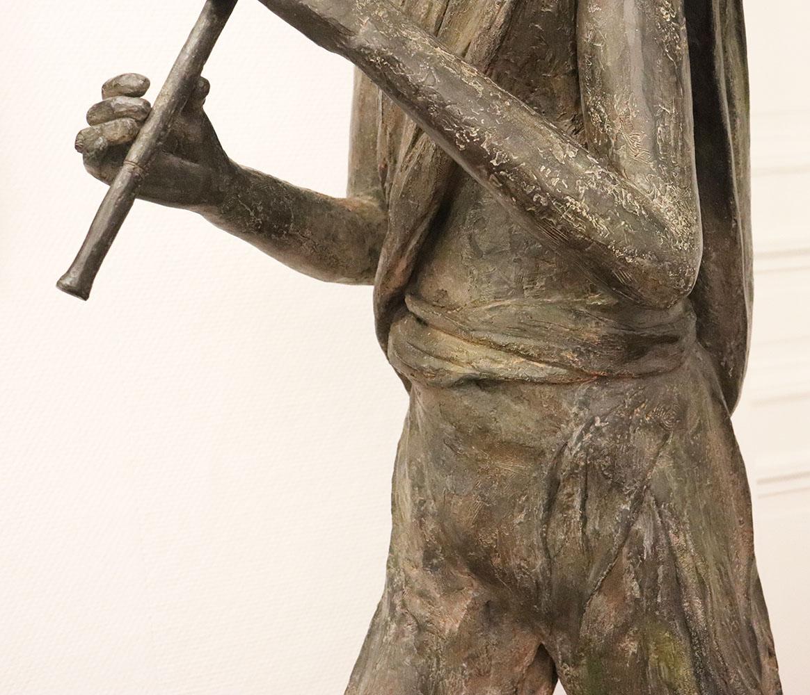 Suonatore di flauto II di Marine de Soos - Grande scultura in bronzo per esterni, figura umana in vendita 6