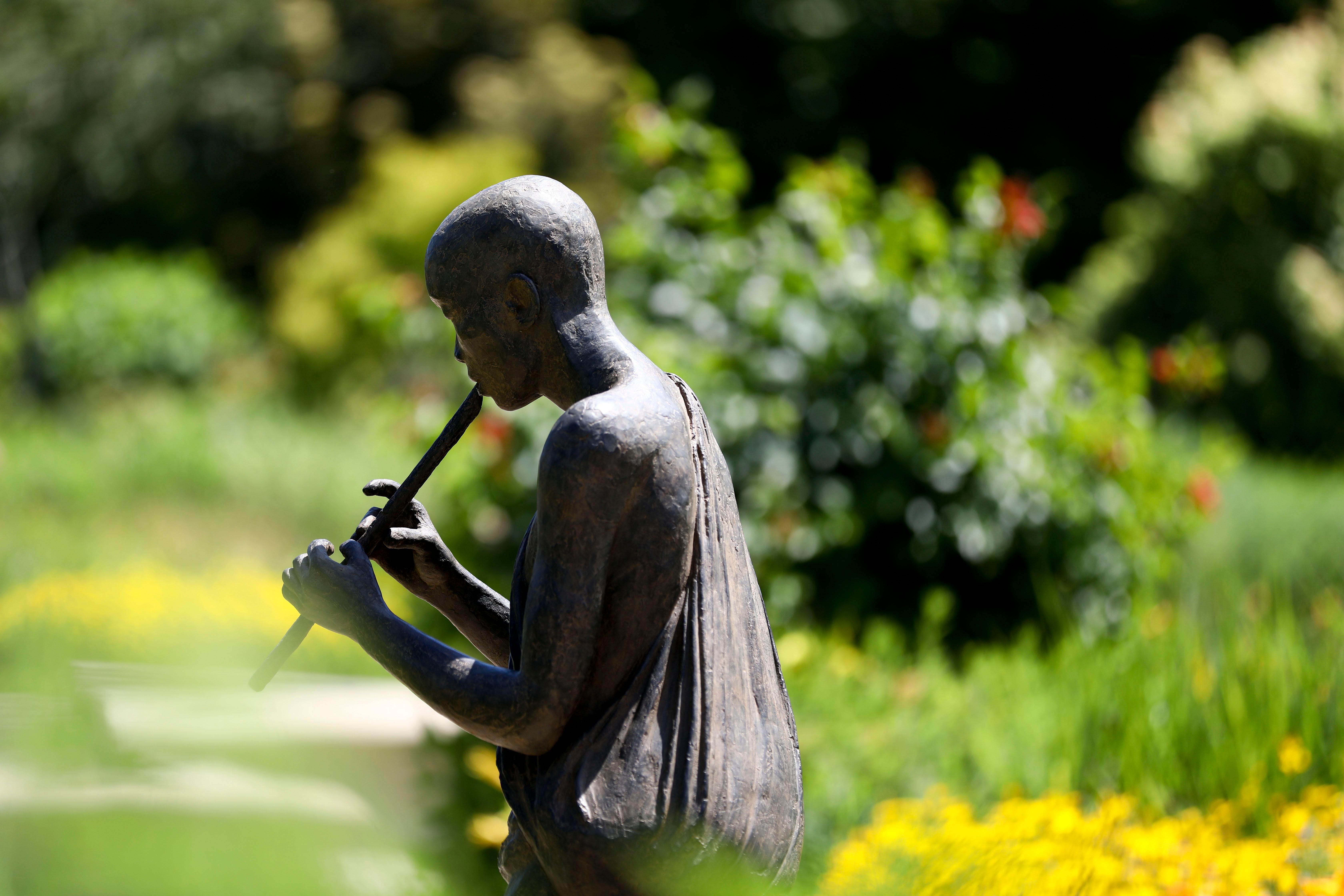 Suonatore di flauto II di Marine de Soos - Grande scultura in bronzo per esterni, figura umana in vendita 7