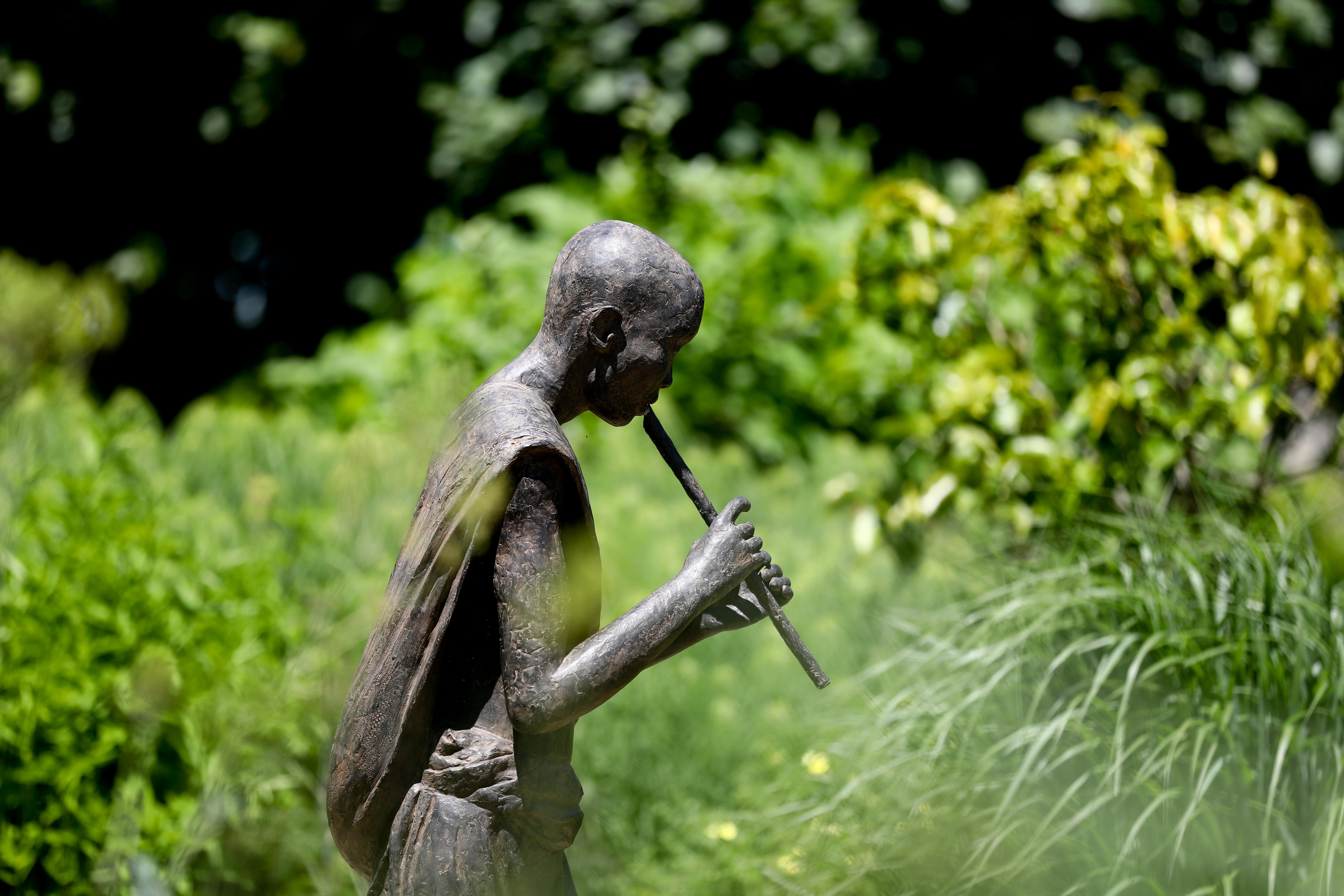 Suonatore di flauto II di Marine de Soos - Grande scultura in bronzo per esterni, figura umana in vendita 8