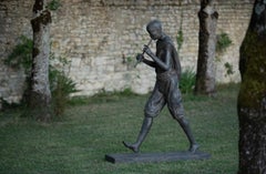 Flötenspieler II von Marine de Soos - Große Bronzeskulptur für Außenbereiche, menschliche Figur
