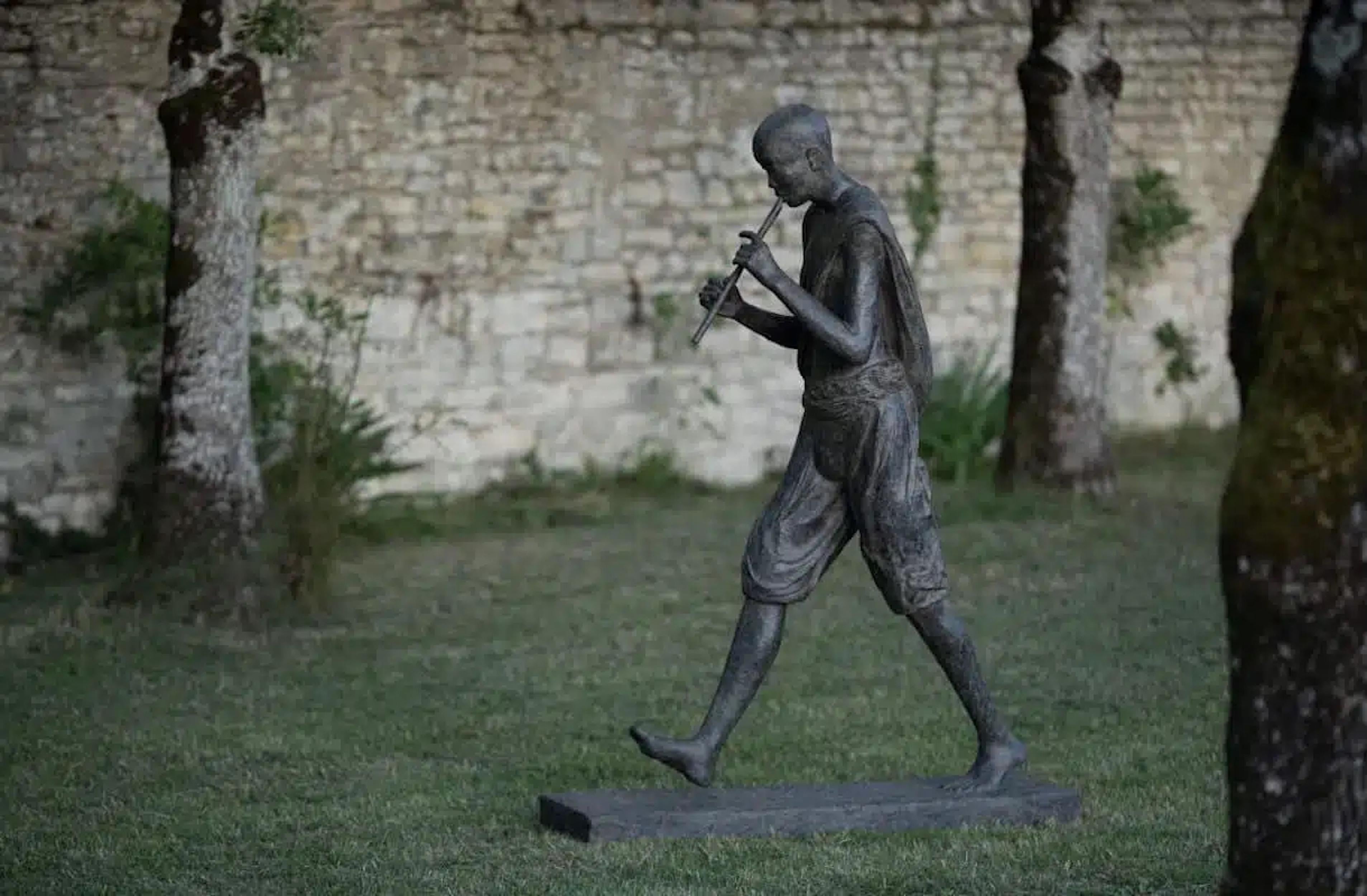 Flute Player II è una scultura in bronzo dell
artista contemporanea francese Marine de Soos, le cui dimensioni sono 151 × 108 × 36 cm (59,4 × 42,5 × 14,2 in). 
La scultura è firmata e numerata, fa parte di un
edizione limitata di 8 edizioni + 4