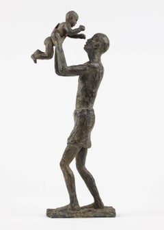 Avvicinarsi al cielo di Marine de Soos - Scultura in bronzo, padre e figlio