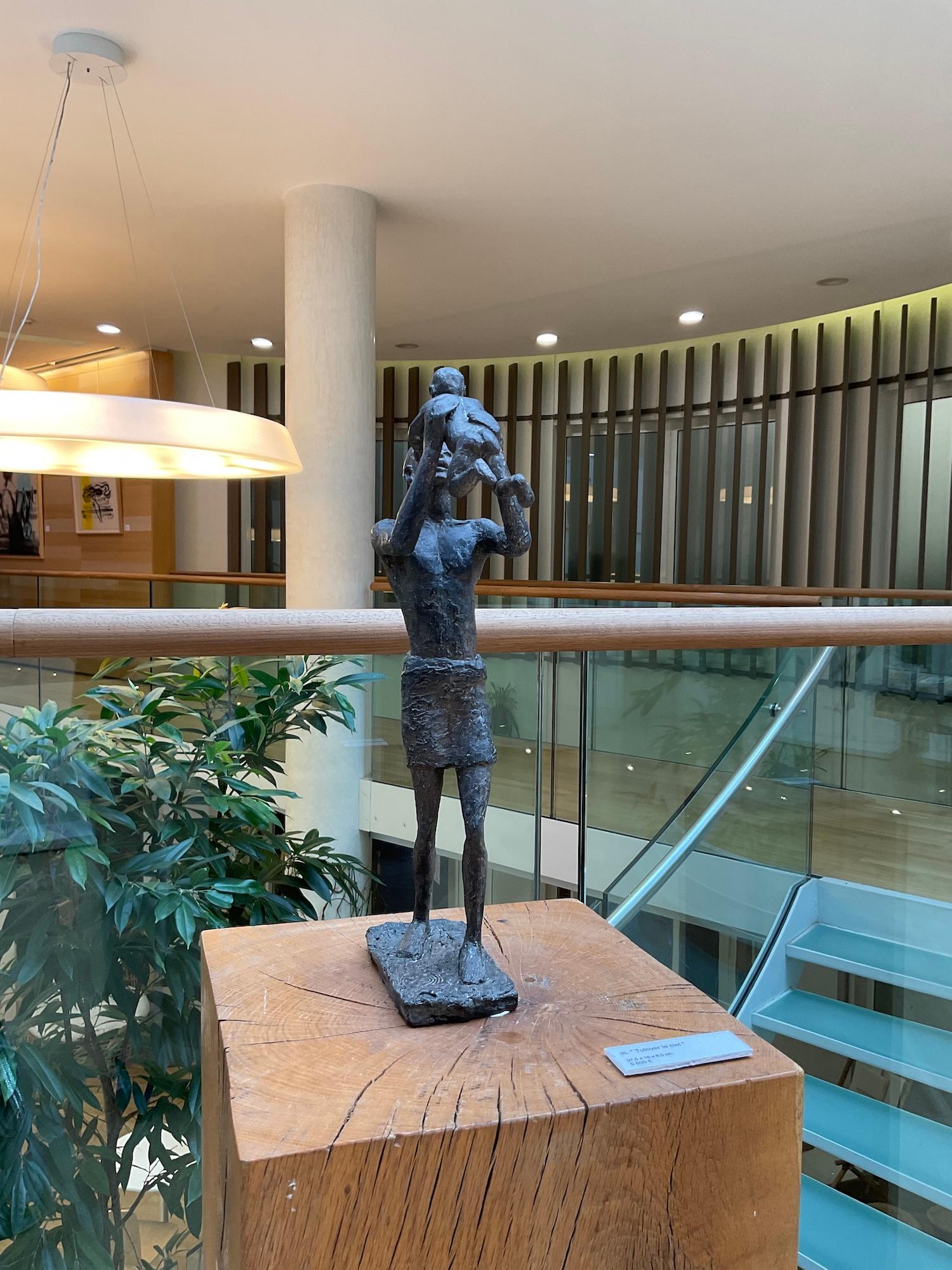 Acercarse al cielo de Marine de Soos - Escultura de bronce, padre e hijo en venta 7
