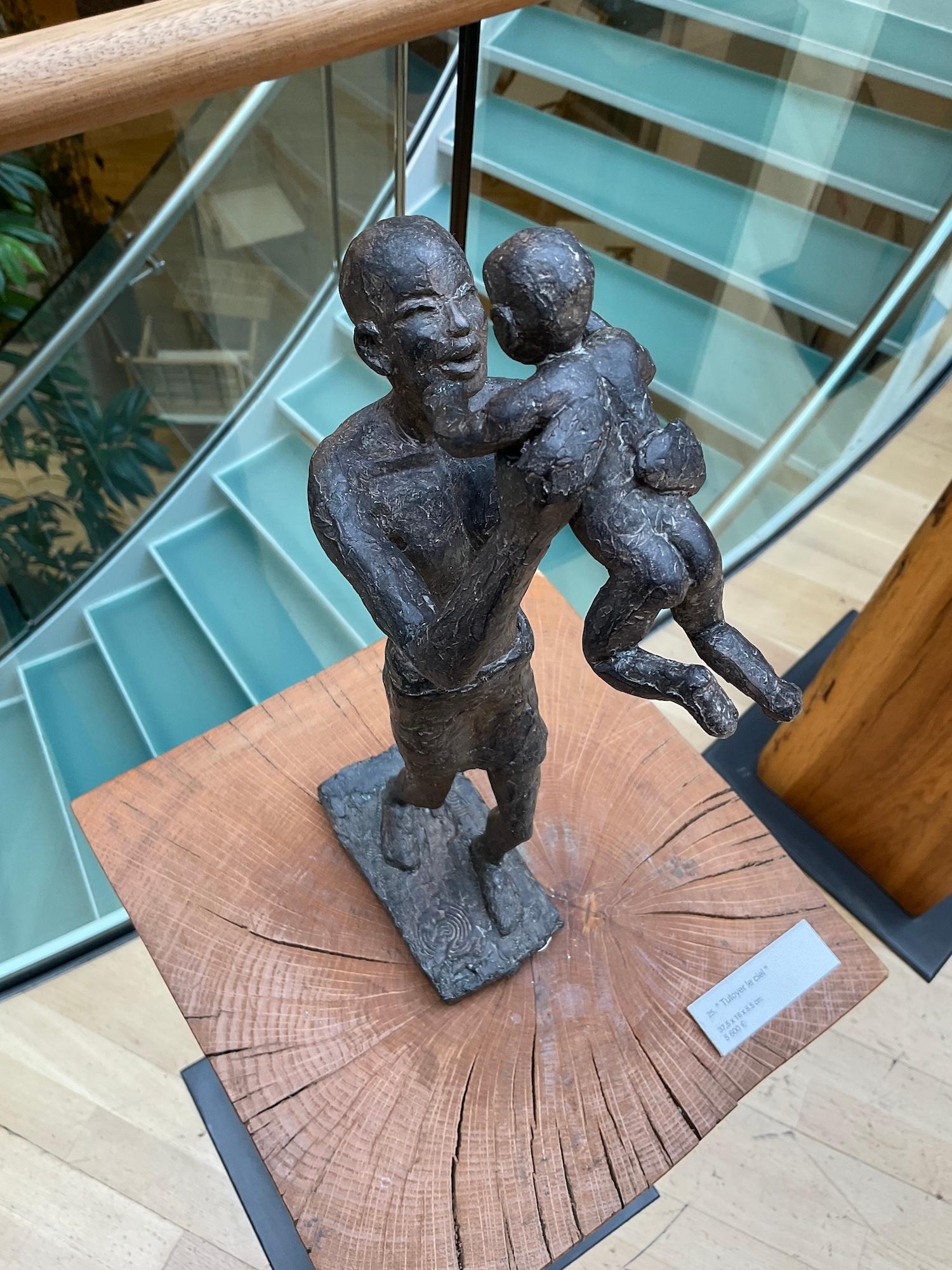 Acercarse al cielo de Marine de Soos - Escultura de bronce, padre e hijo en venta 13