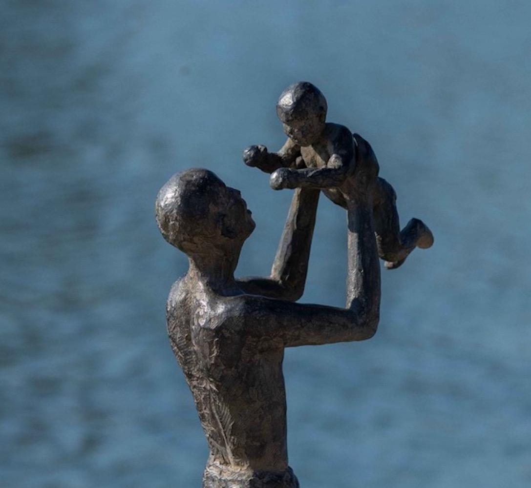 Getting Close to the Sky von Marine de Soos – Bronzeskulptur von Vater und Sohn im Angebot 2