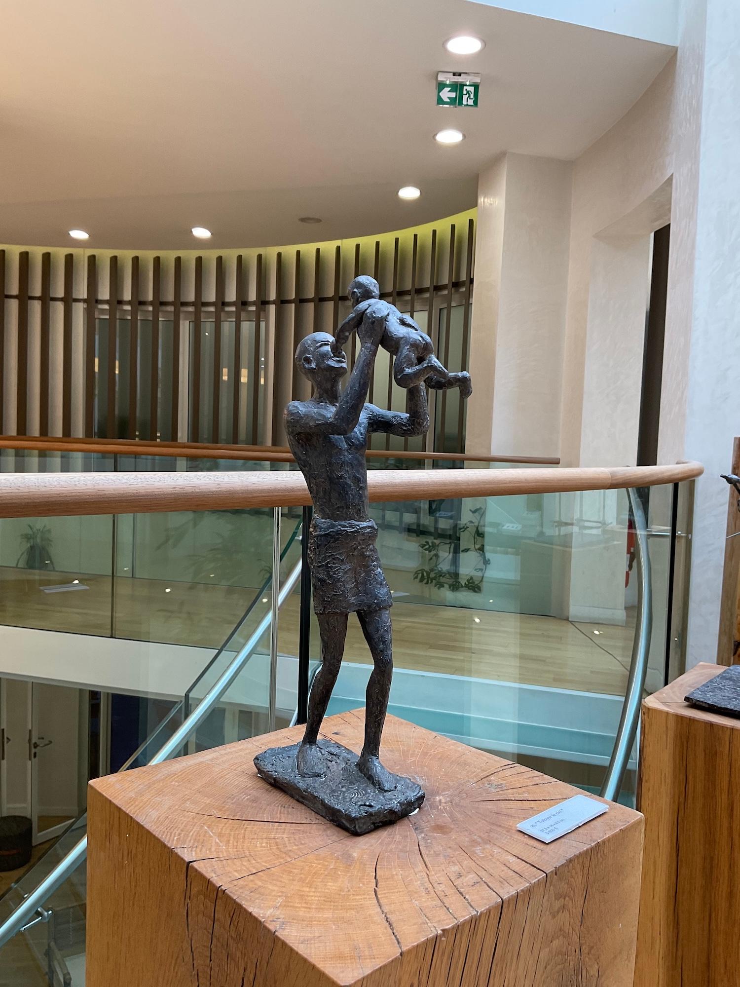 Acercarse al cielo de Marine de Soos - Escultura de bronce, padre e hijo en venta 6