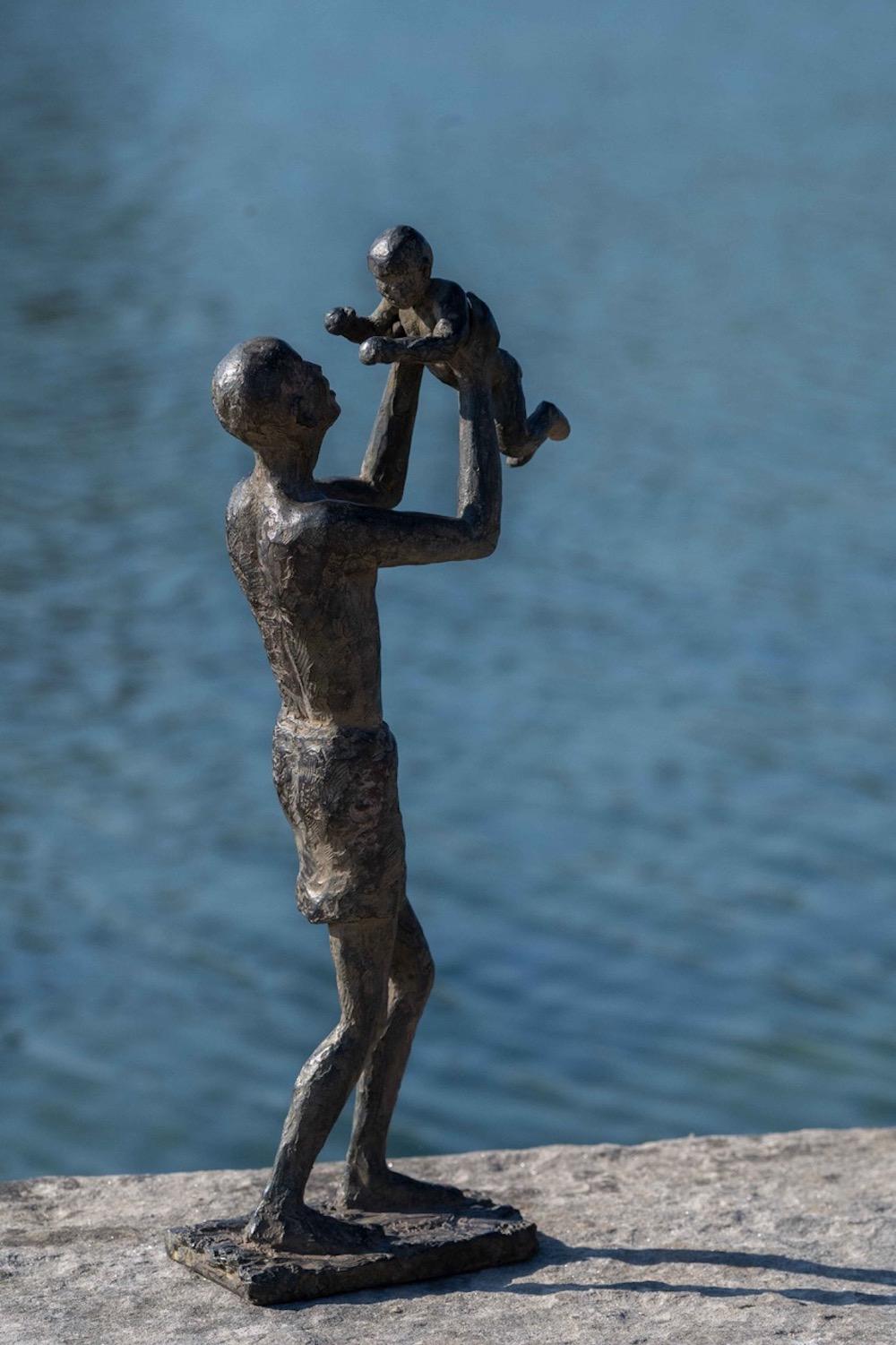 Getting Close to the Sky von Marine de Soos – Bronzeskulptur von Vater und Sohn im Angebot 1