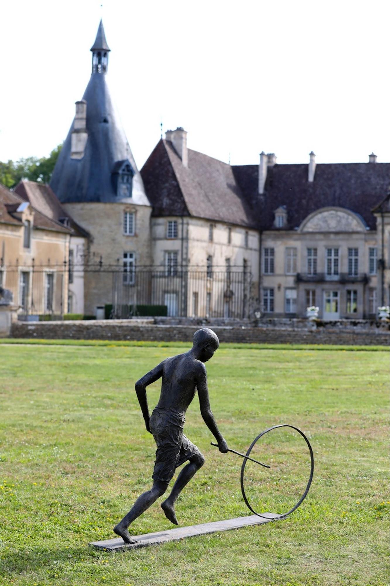 Grand Pousseur de Lune by Marine de Soos - Large outdoor bronze sculpture, human For Sale 4
