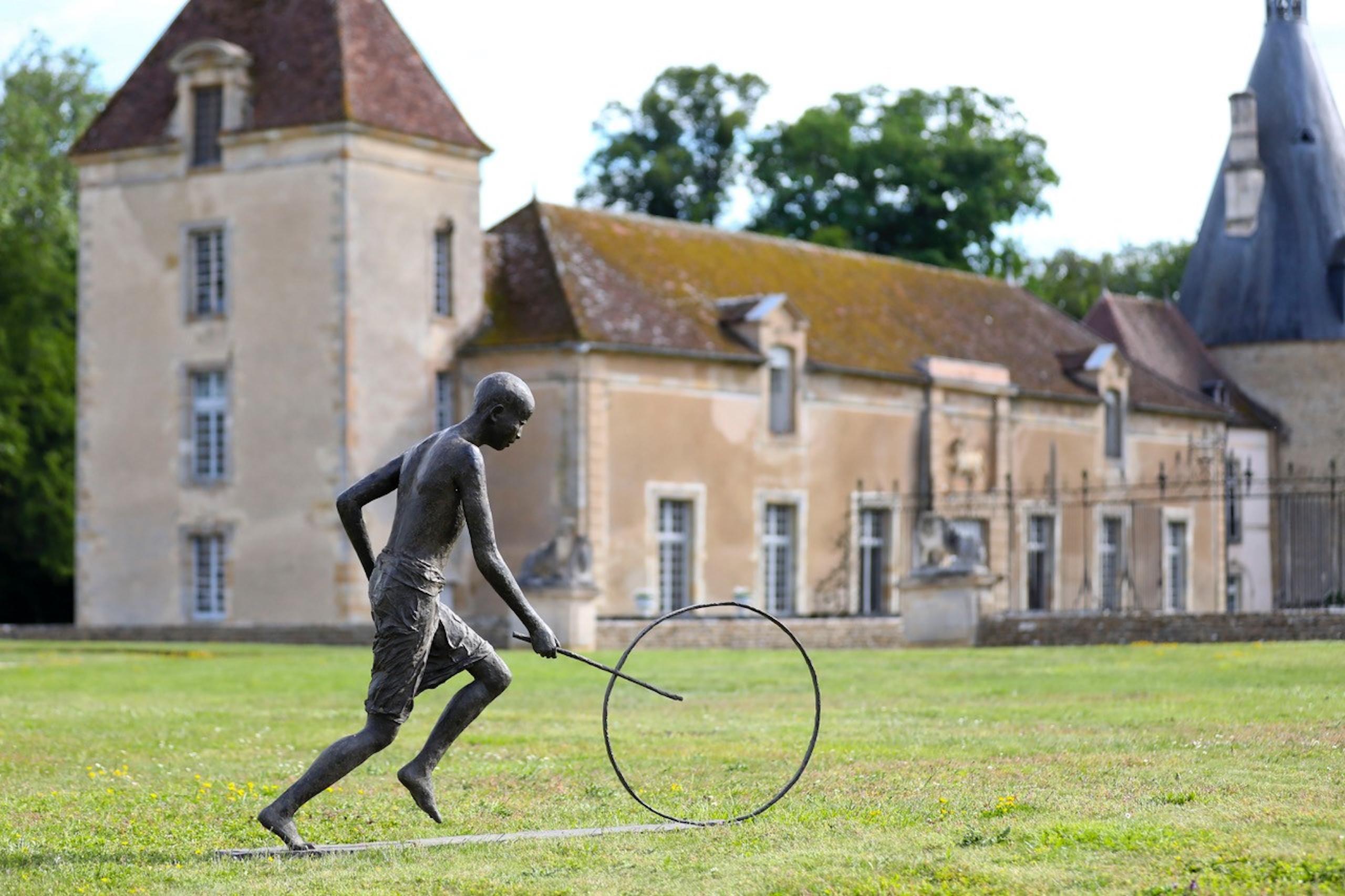 Grand Pousseur de Lune by Marine de Soos - Large outdoor bronze sculpture, human For Sale 5