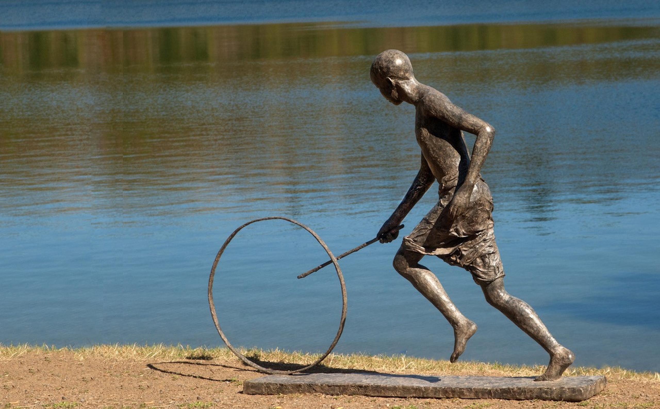 Grand Pousseur de Lune by Marine de Soos - Large outdoor bronze sculpture, human For Sale 6