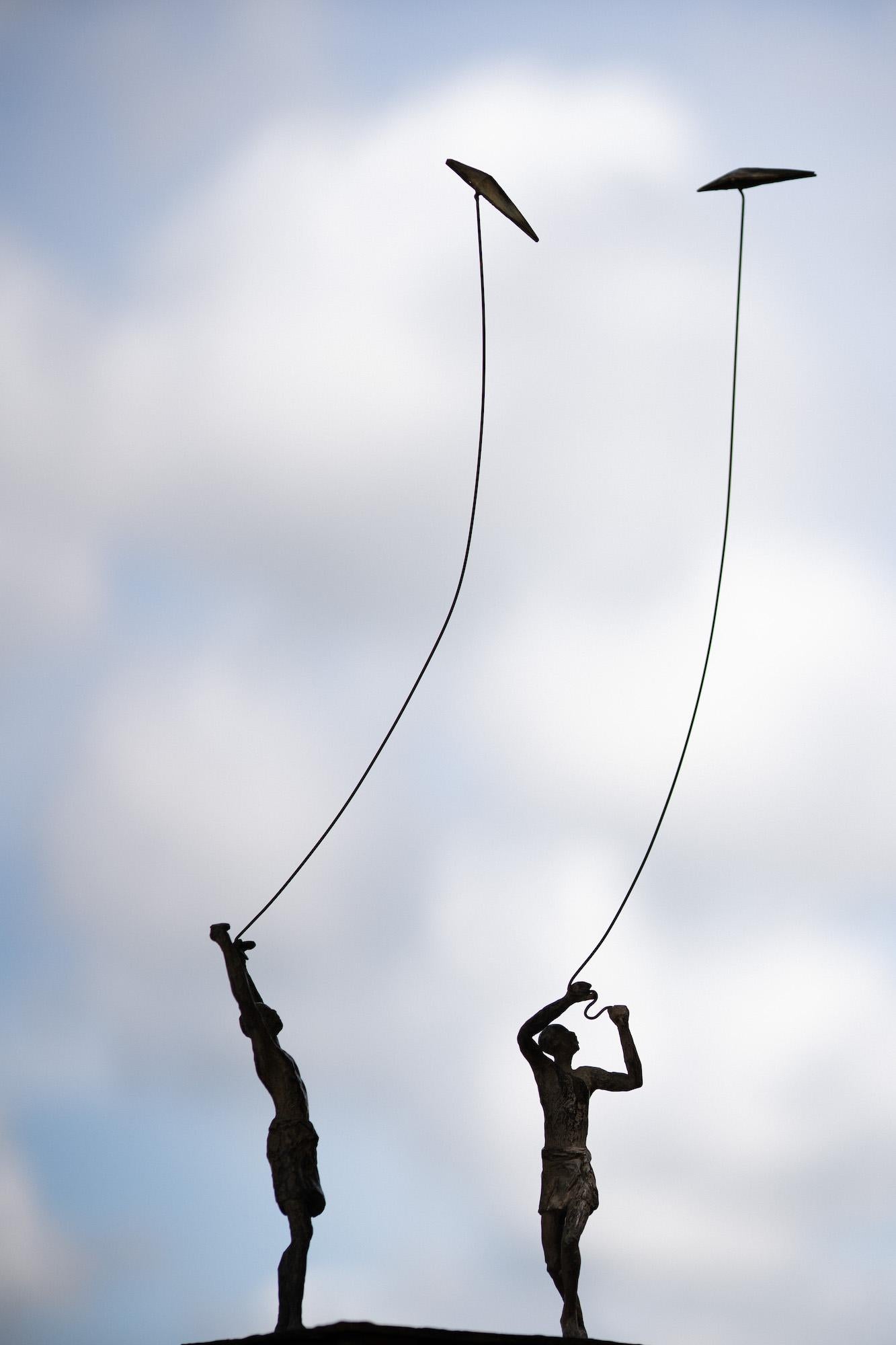 Groupe de 2 Voiles d'enfance II par Marine de Soos - Sculpture en bronze, cerf-volant, vent en vente 3