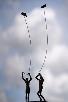 Groupe de 2 Voiles d'enfance II par Marine de Soos - Sculpture en bronze, cerf-volant, vent