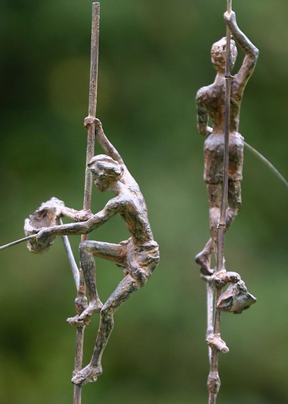 Gruppo di due pescatori su trampoli II di Marine de Soos - Scultura in bronzo, uomo in vendita 6