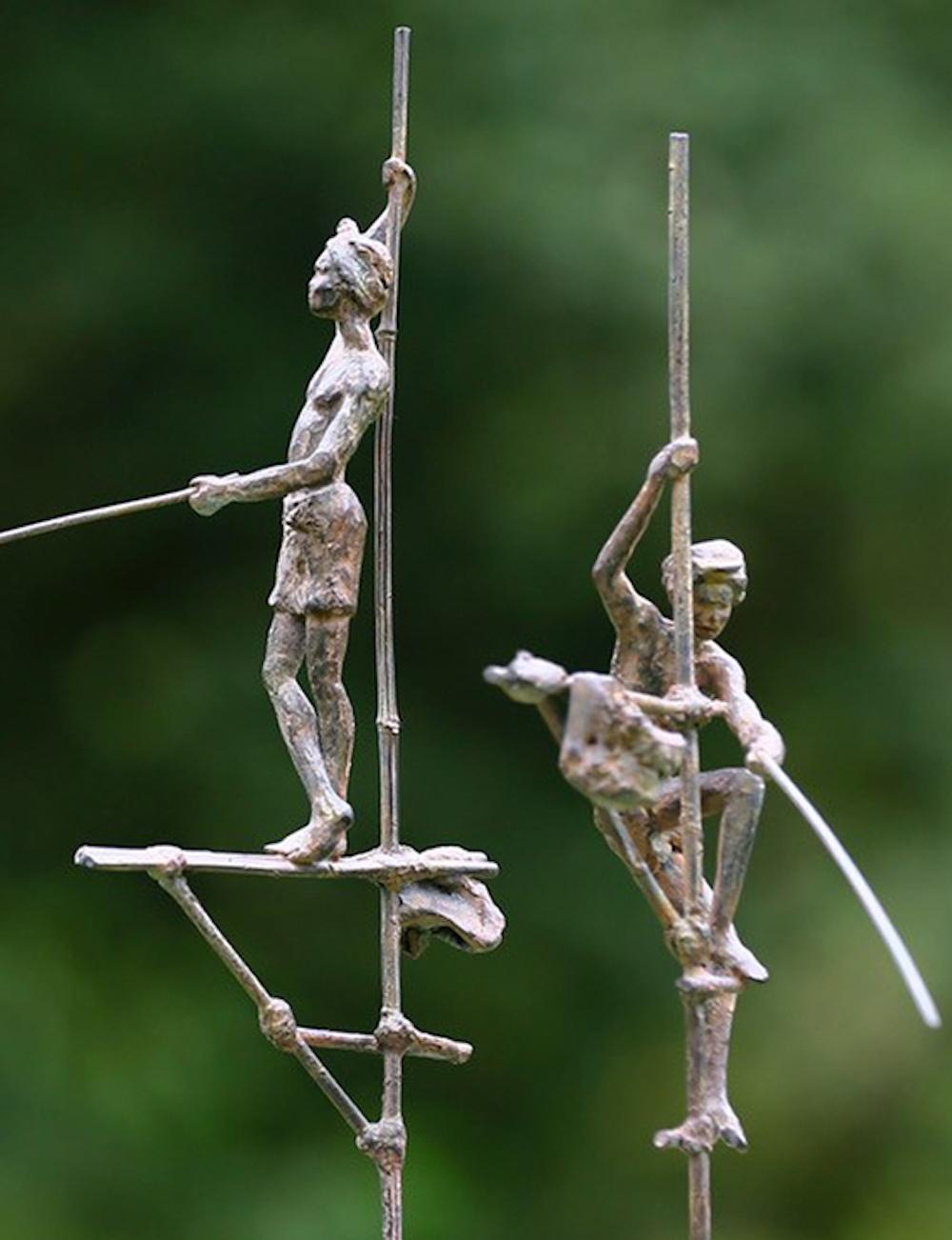 Gruppo di due pescatori su trampoli II di Marine de Soos - Scultura in bronzo, uomo in vendita 7