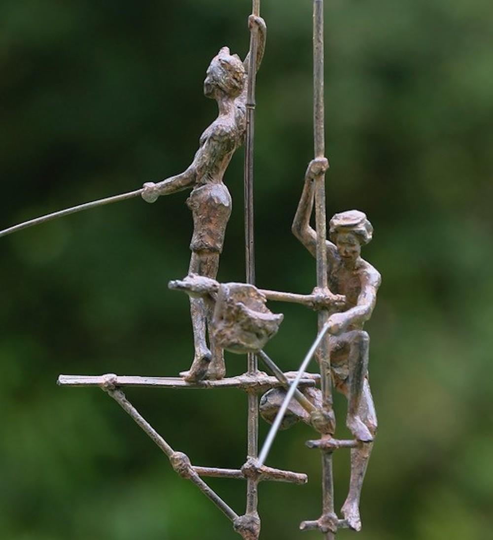 Gruppo di due pescatori su trampoli II di Marine de Soos - Scultura in bronzo, uomo in vendita 8