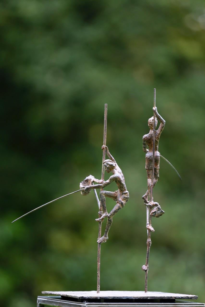 Groupe de Deux pêcheurs sur Stilt II par Marine de Soos, sculpture humaine en bronze en vente 1