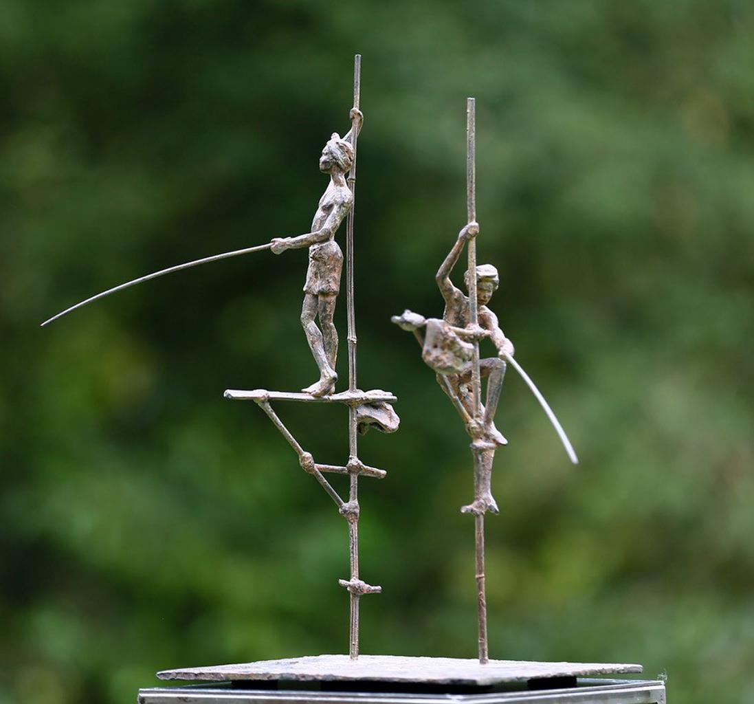 Groupe de Deux pêcheurs sur Stilt II par Marine de Soos, sculpture humaine en bronze en vente 2