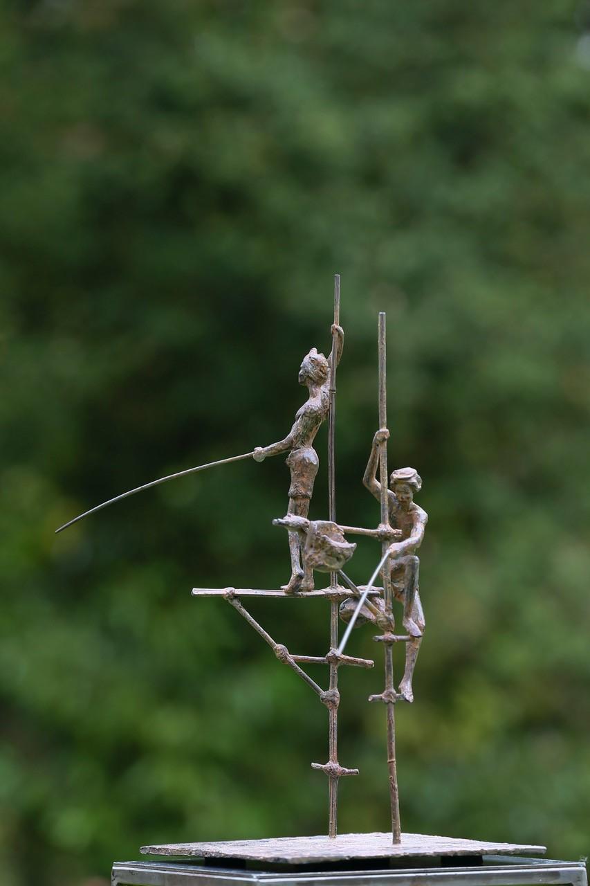 Groupe de Deux pêcheurs sur Stilt II par Marine de Soos, sculpture humaine en bronze en vente 3