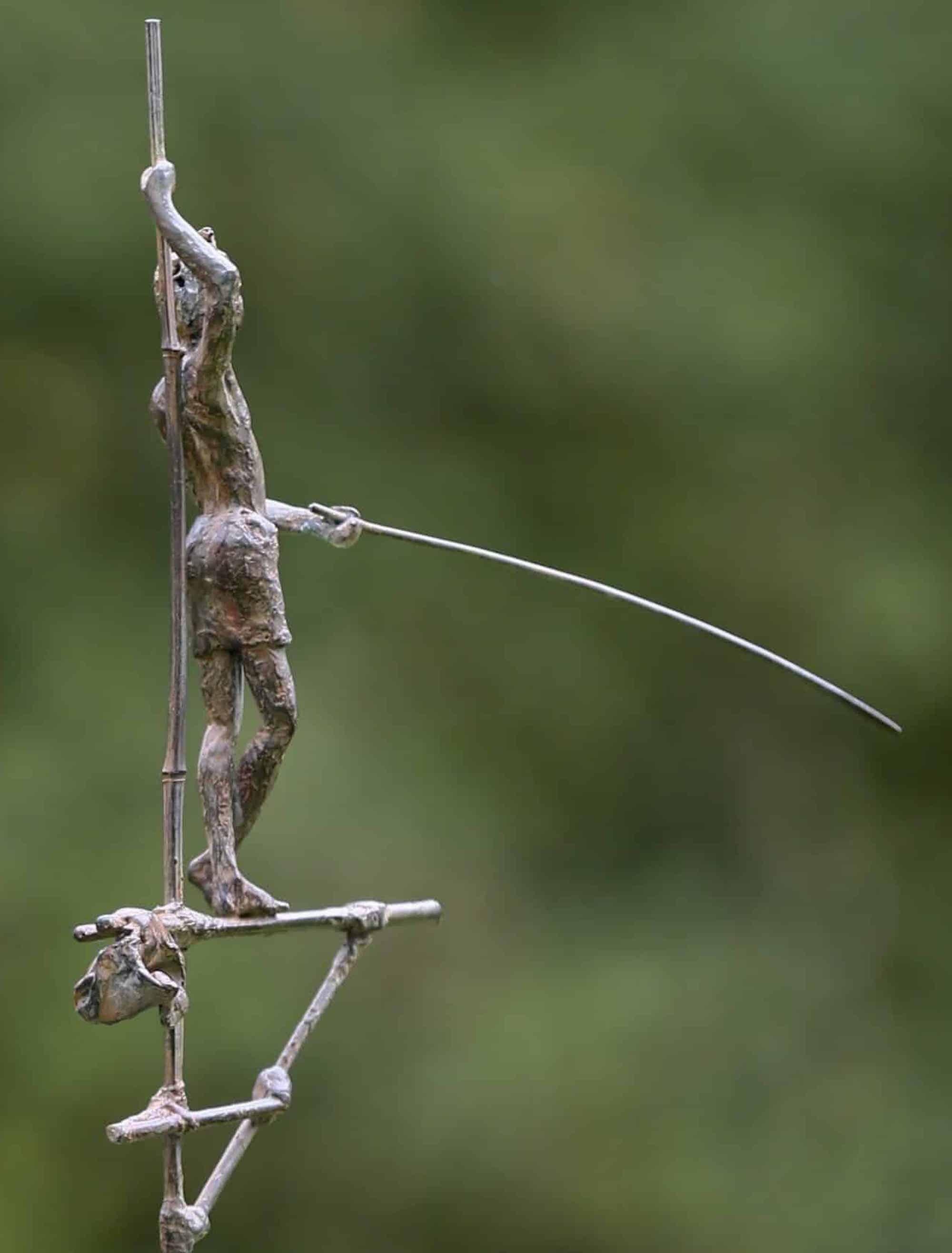 Groupe de Deux pêcheurs sur Stilt II par Marine de Soos, sculpture humaine en bronze en vente 4