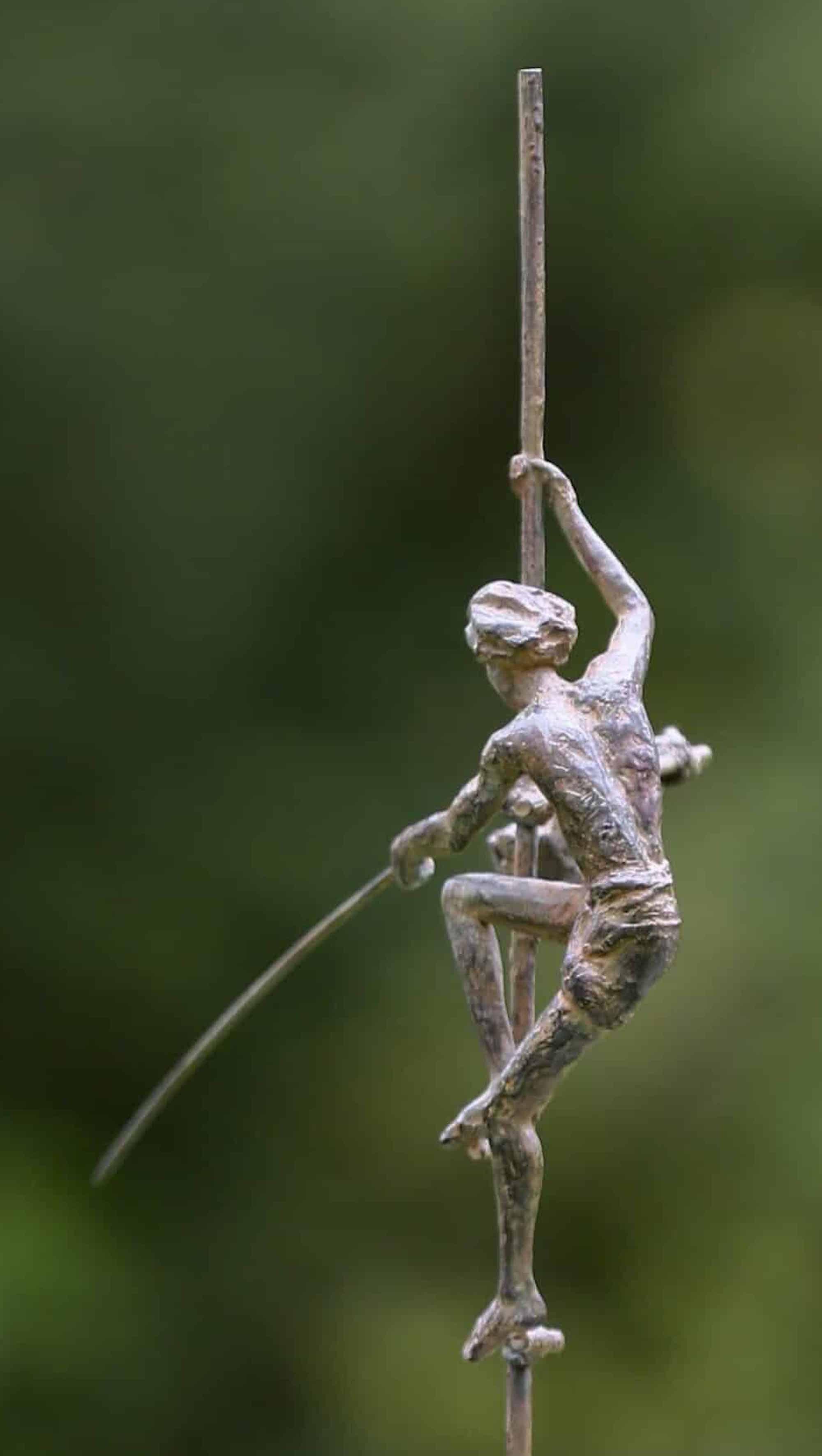 Groupe de Deux pêcheurs sur Stilt II par Marine de Soos, sculpture humaine en bronze en vente 5