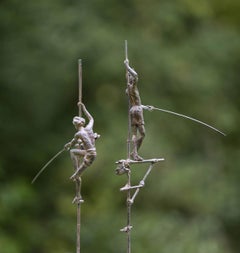 Groupe de Deux pêcheurs sur Stilt II par Marine de Soos, sculpture humaine en bronze