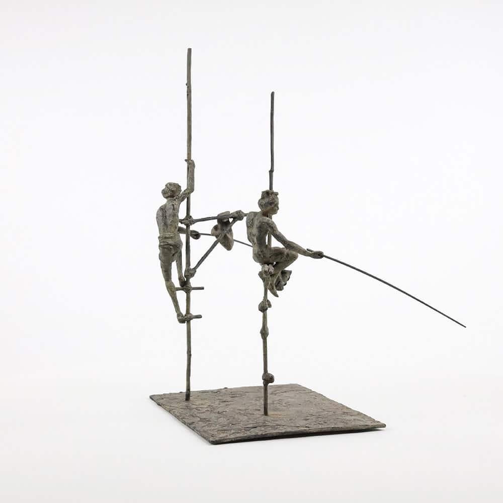 Grupo de dos pescadores sobre zancos IV de Marine de Soos - Escultura de bronce, humana en venta 2