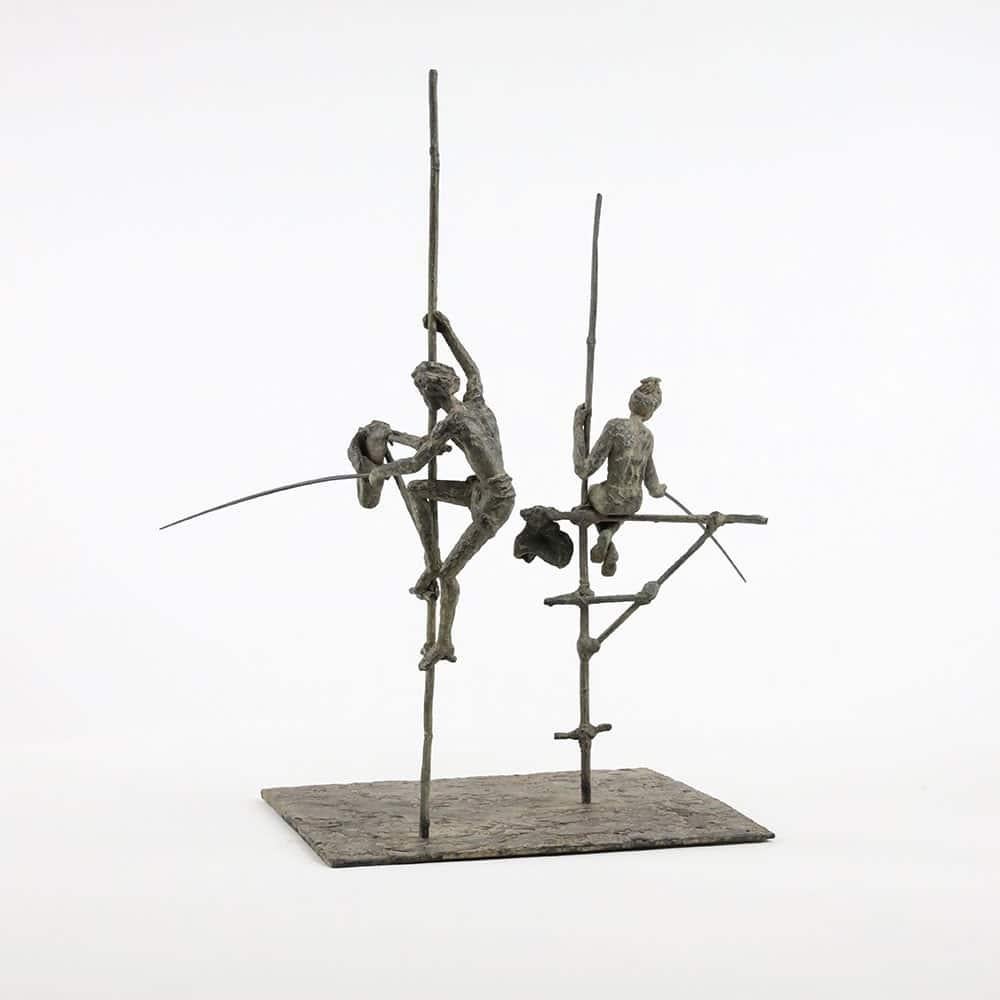 Gruppe von zwei Fischern auf Stilt IV von Marine de Soos – Bronzeskulptur, Mensch im Angebot 3