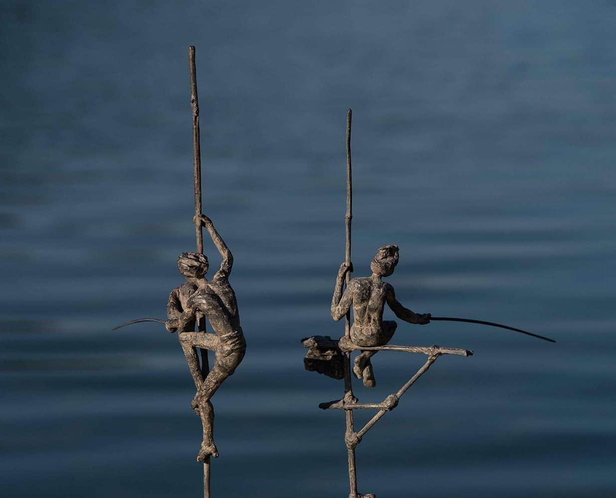 Gruppe von zwei Fischern auf Stilt IV von Marine de Soos – Bronzeskulptur, Mensch im Angebot 4