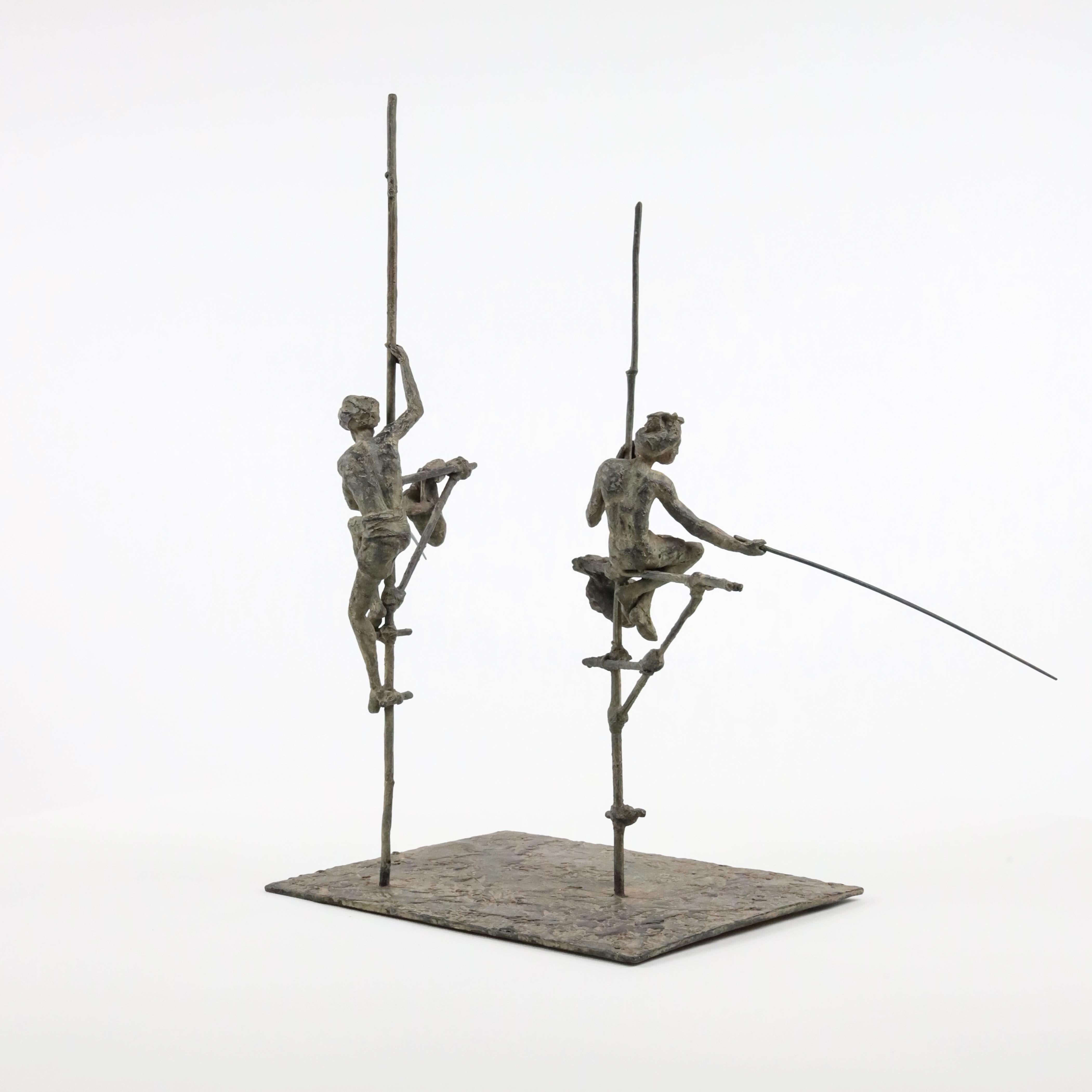 Groupe de deux pêcheurs sur le point IV par Marine de Soos, sculpture humaine en bronze en vente 6