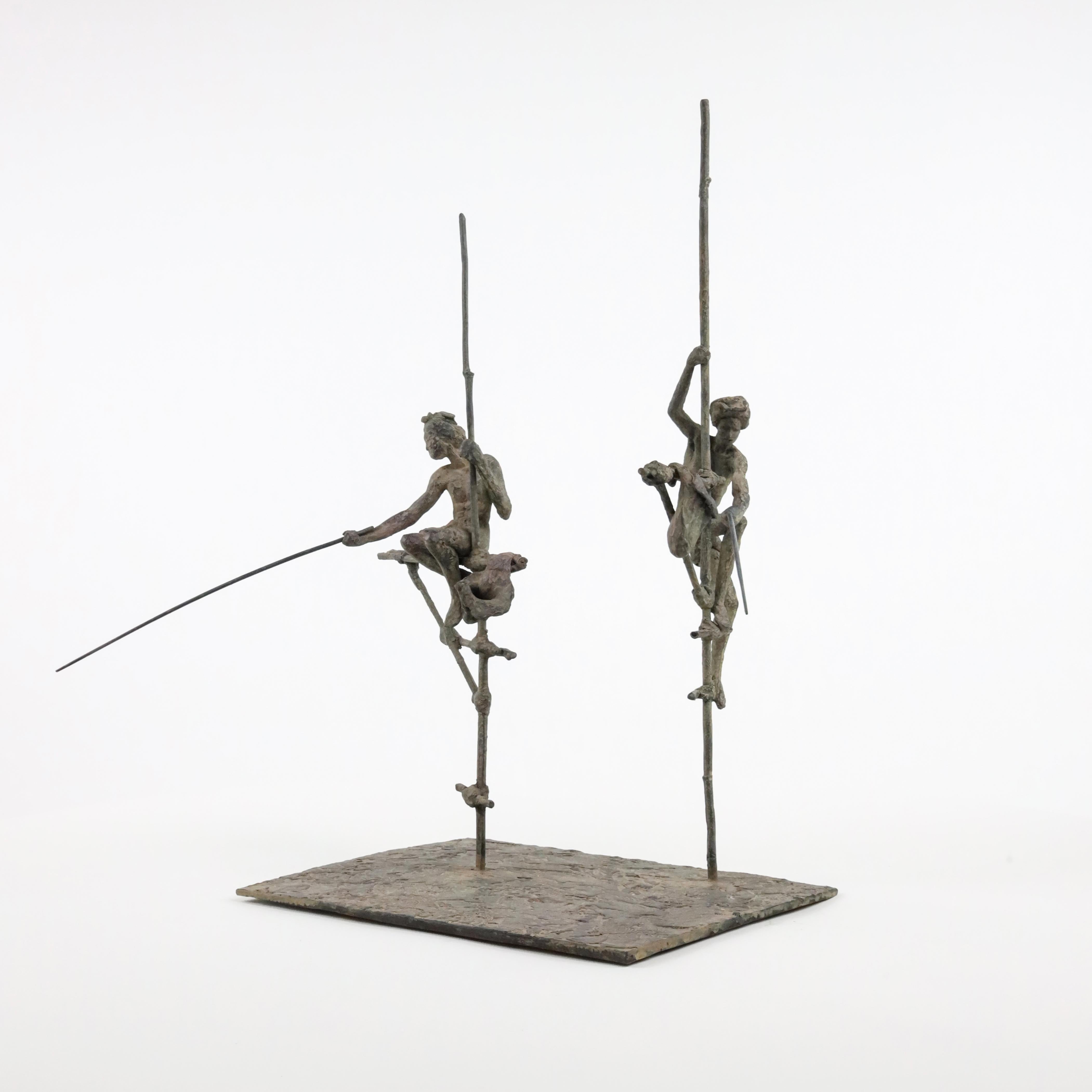 Groupe de deux pêcheurs sur le point IV par Marine de Soos, sculpture humaine en bronze en vente 7