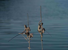 Gruppe von zwei Fischern auf Stilt IV von Marine de Soos – Bronzeskulptur, Mensch