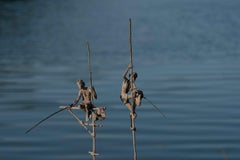 Gruppe von zwei Fischern auf Stilt IV von Marine de Soos – Bronzeskulptur, Mensch