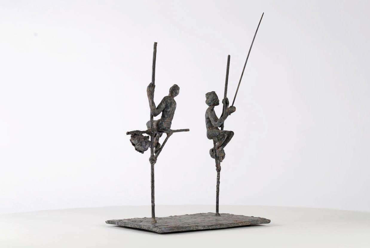 Groupe de deux pêcheurs sur échasses par M. I. One - Sculpture contemporaine en bronze en vente 5