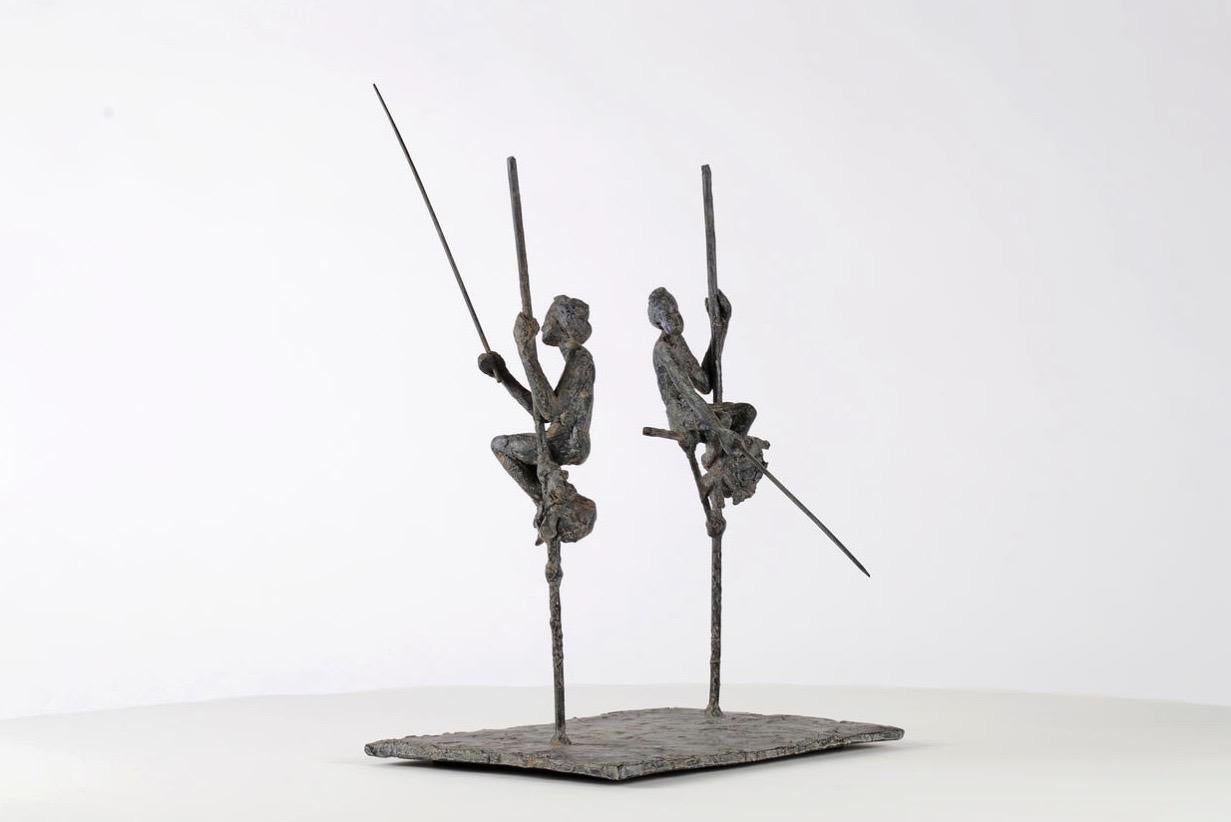 Groupe de deux pêcheurs sur échasses par M. I. One - Sculpture contemporaine en bronze en vente 6