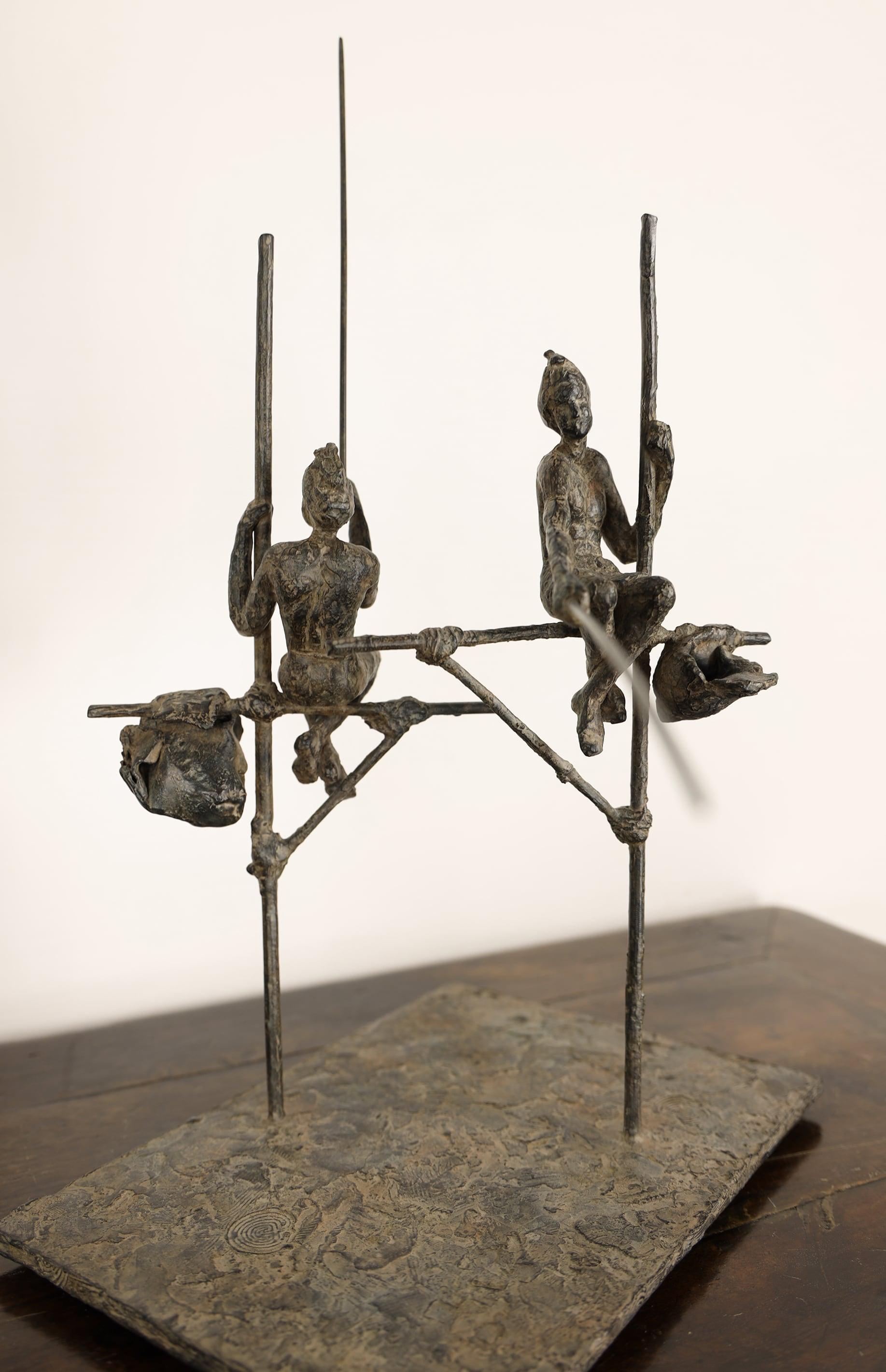Marine de Soos Figurative Sculpture – Gruppe von zwei Fischern auf Stelzen von M. de Soos - Zeitgenössische Bronzeskulptur