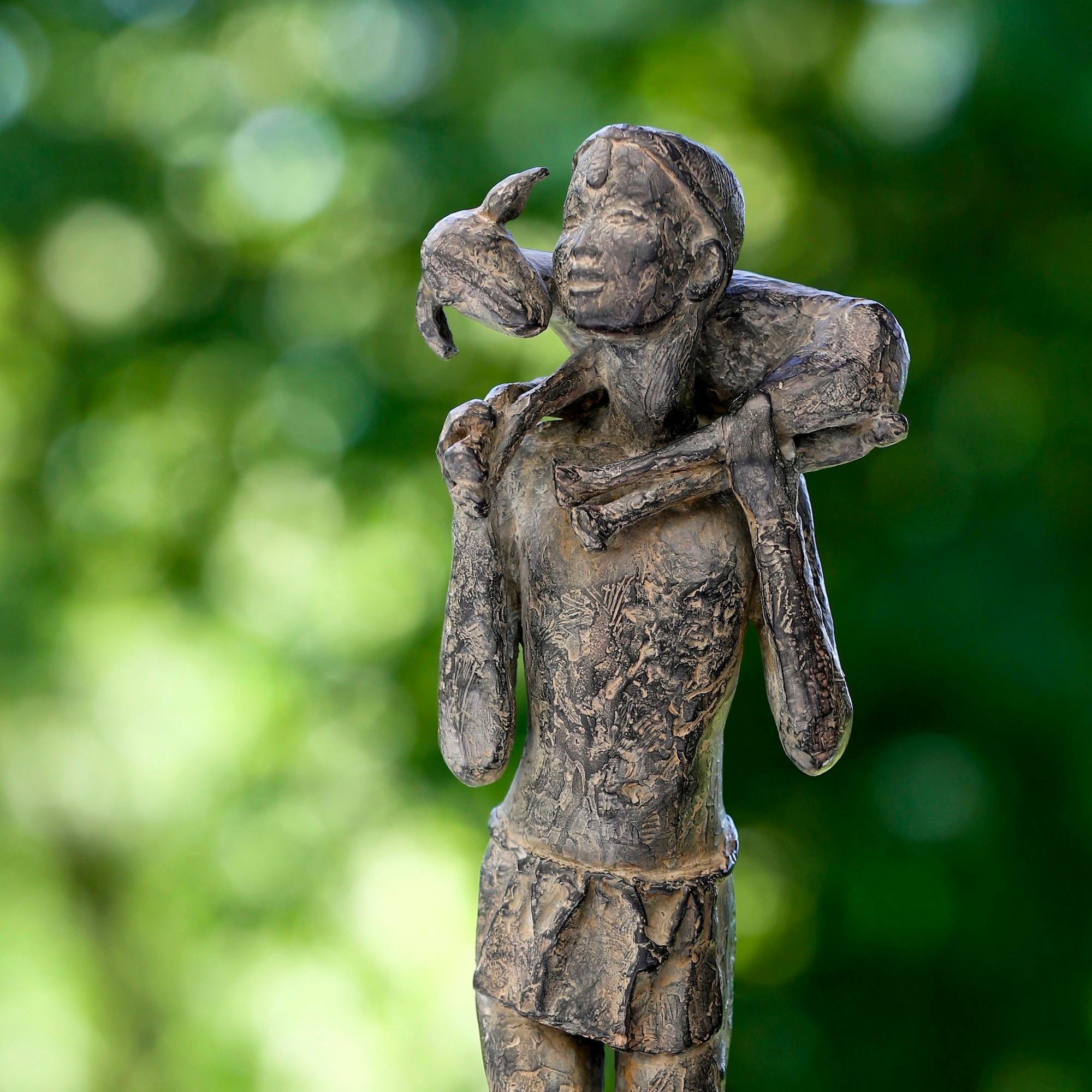 Heïdrun par Marine de Soos - Sculpture en bronze, berger avec chèvre, figuratif en vente 2