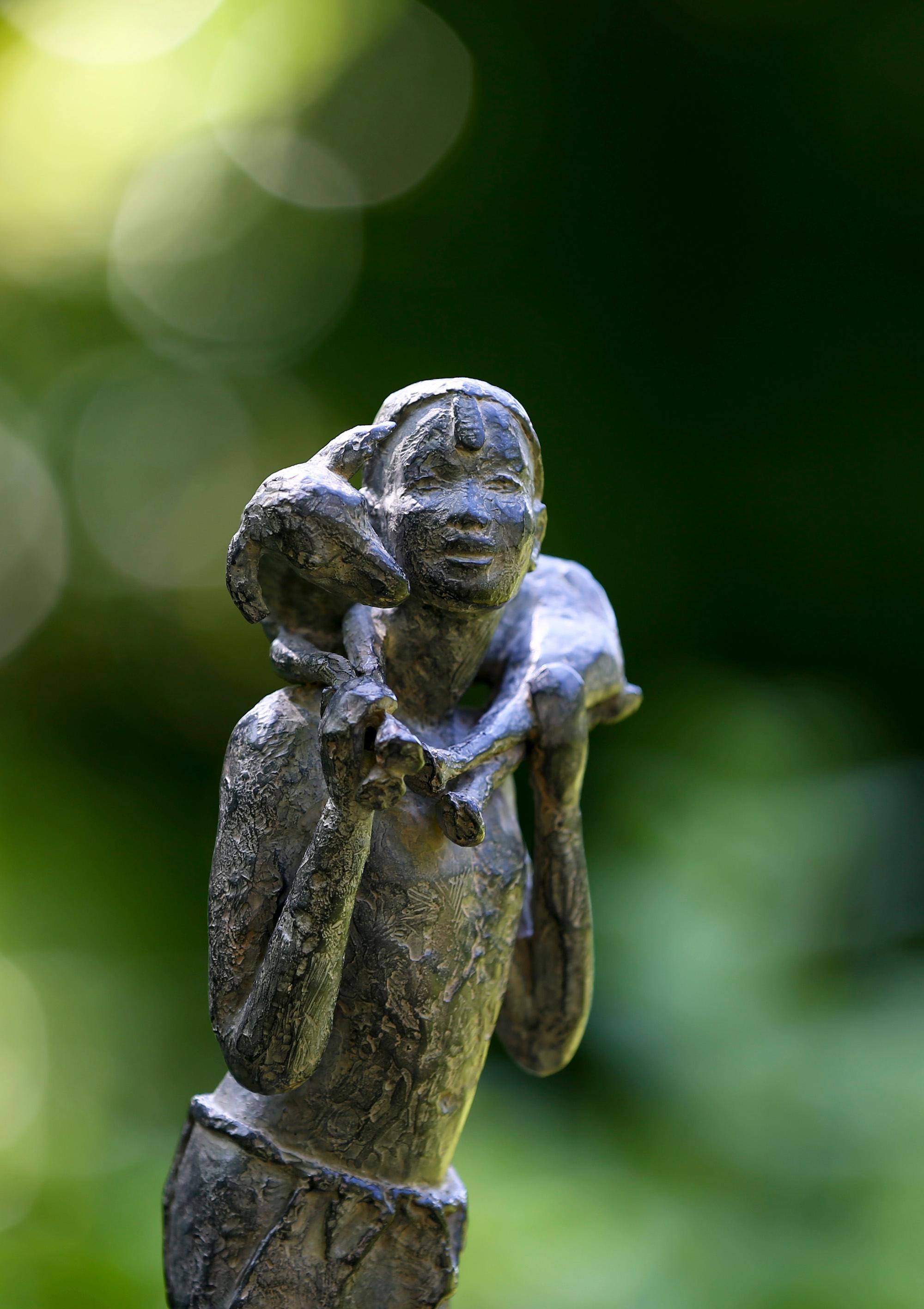 Heïdrun par Marine de Soos - Sculpture en bronze, berger avec chèvre, figuratif en vente 3