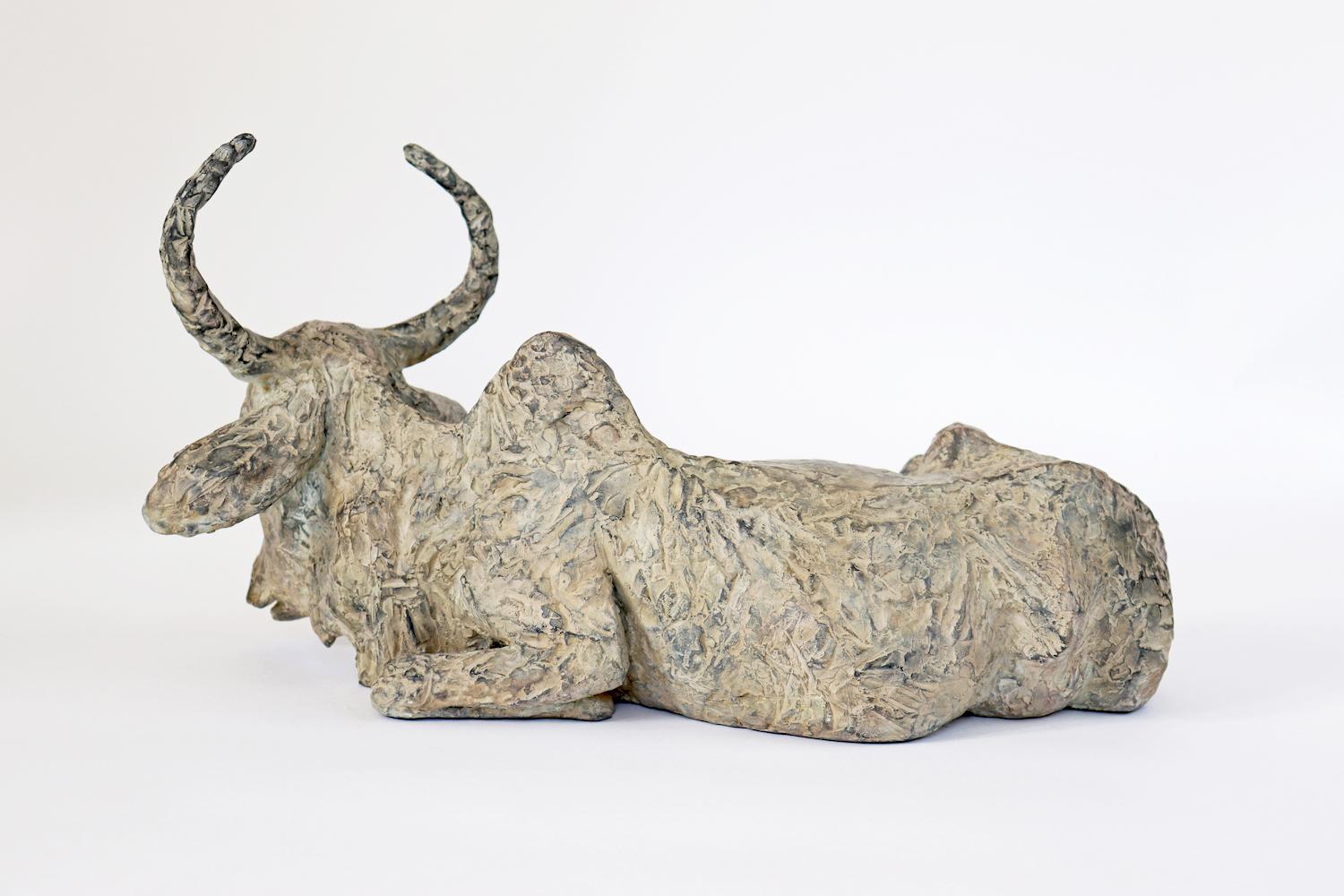 Holy Cow di Marine de Soos - Scultura animale in bronzo, India in vendita 1