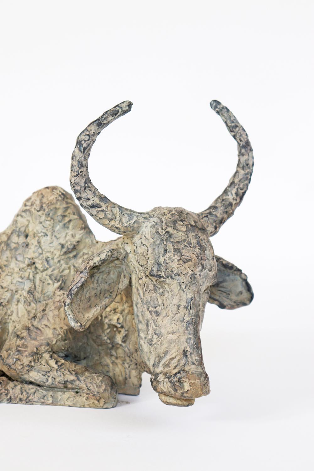 Holy Cow von Marine de Soos – Tier-Bronze-Skulptur, Indien im Angebot 2
