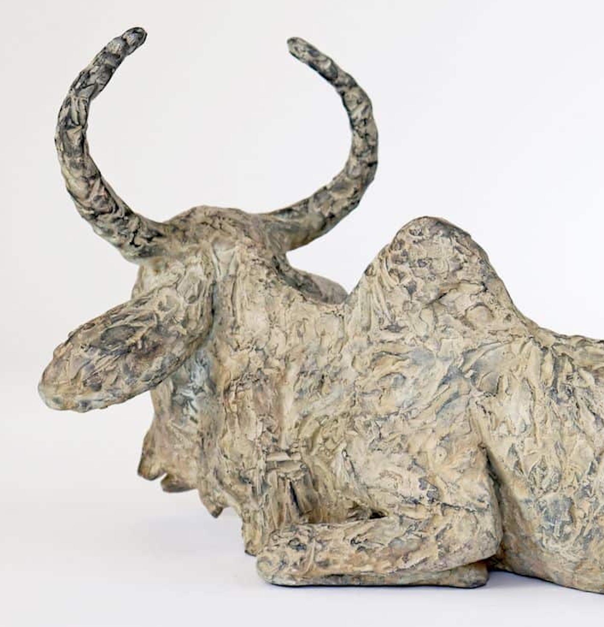 Holy Cow par Marine de Soos - Sculpture animalière en bronze, Inde en vente 4