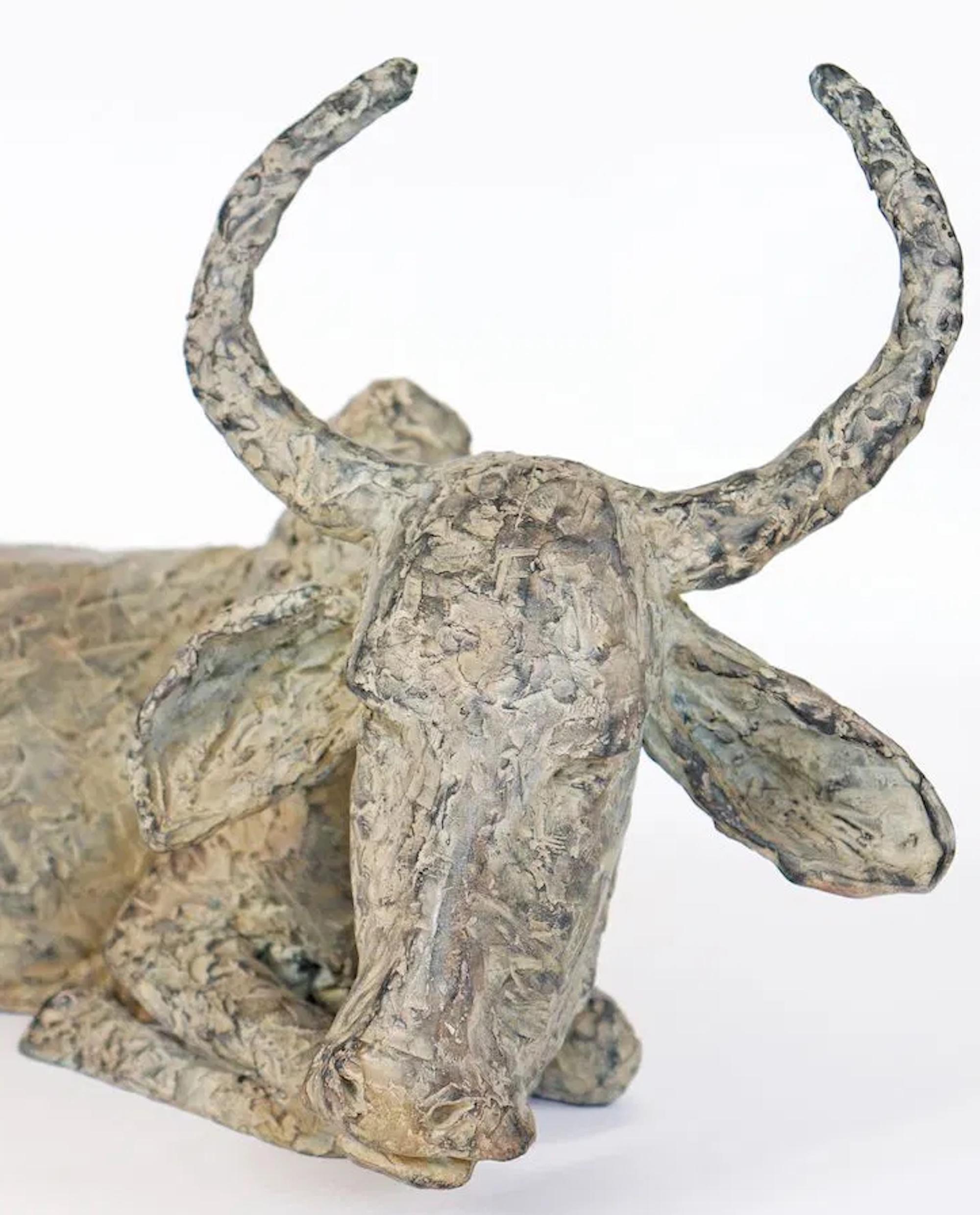 Holy Cow par Marine de Soos - Sculpture animalière en bronze, Inde en vente 6