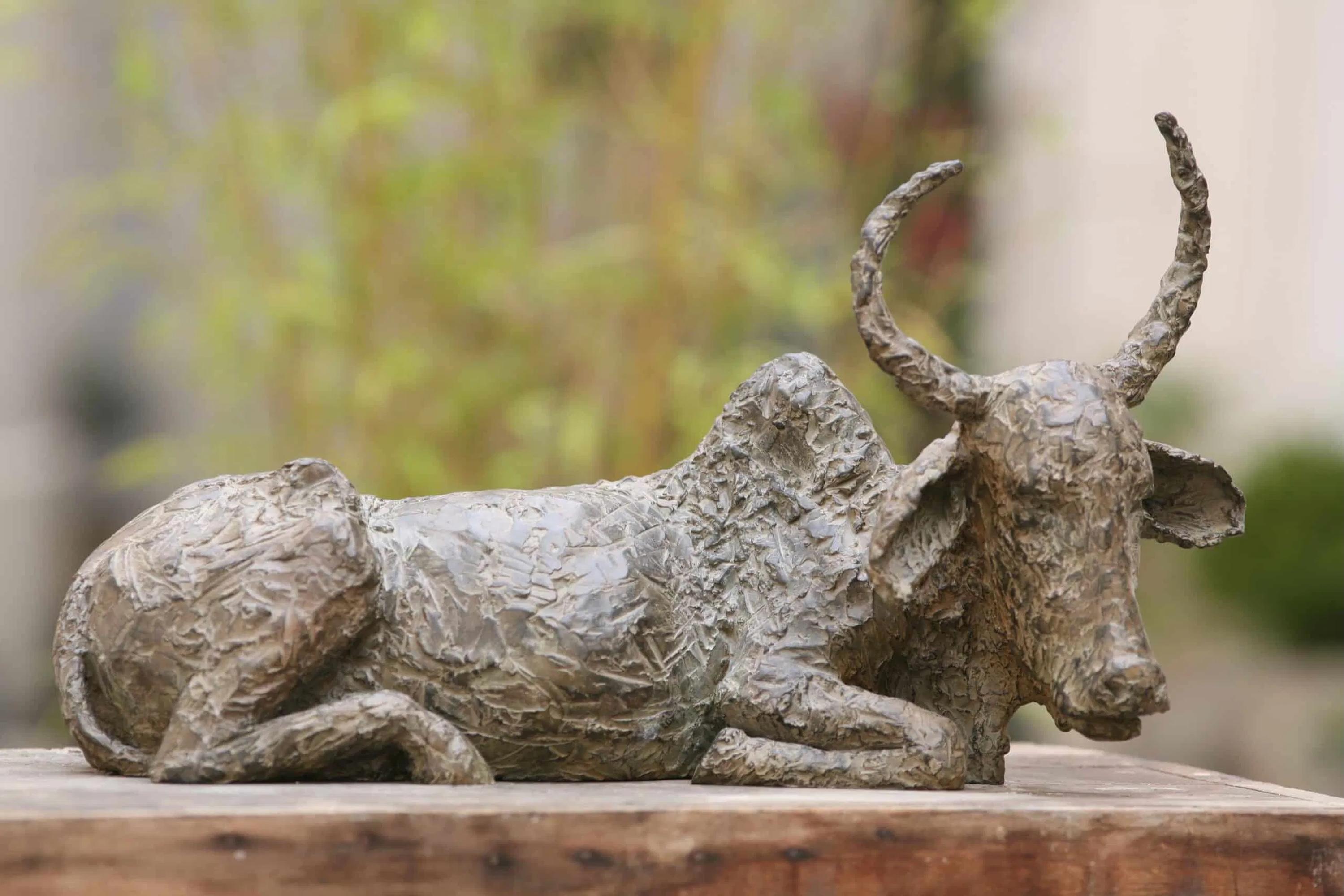 Holy Cow est une sculpture en bronze de l'artiste contemporaine Marine de Soos, dont les dimensions sont de 30 cm × 51 cm × 31 cm (11.8 × 20.1 × 12.2 in). La sculpture est signée et numérotée, elle fait partie d'une édition limitée à 8 exemplaires +